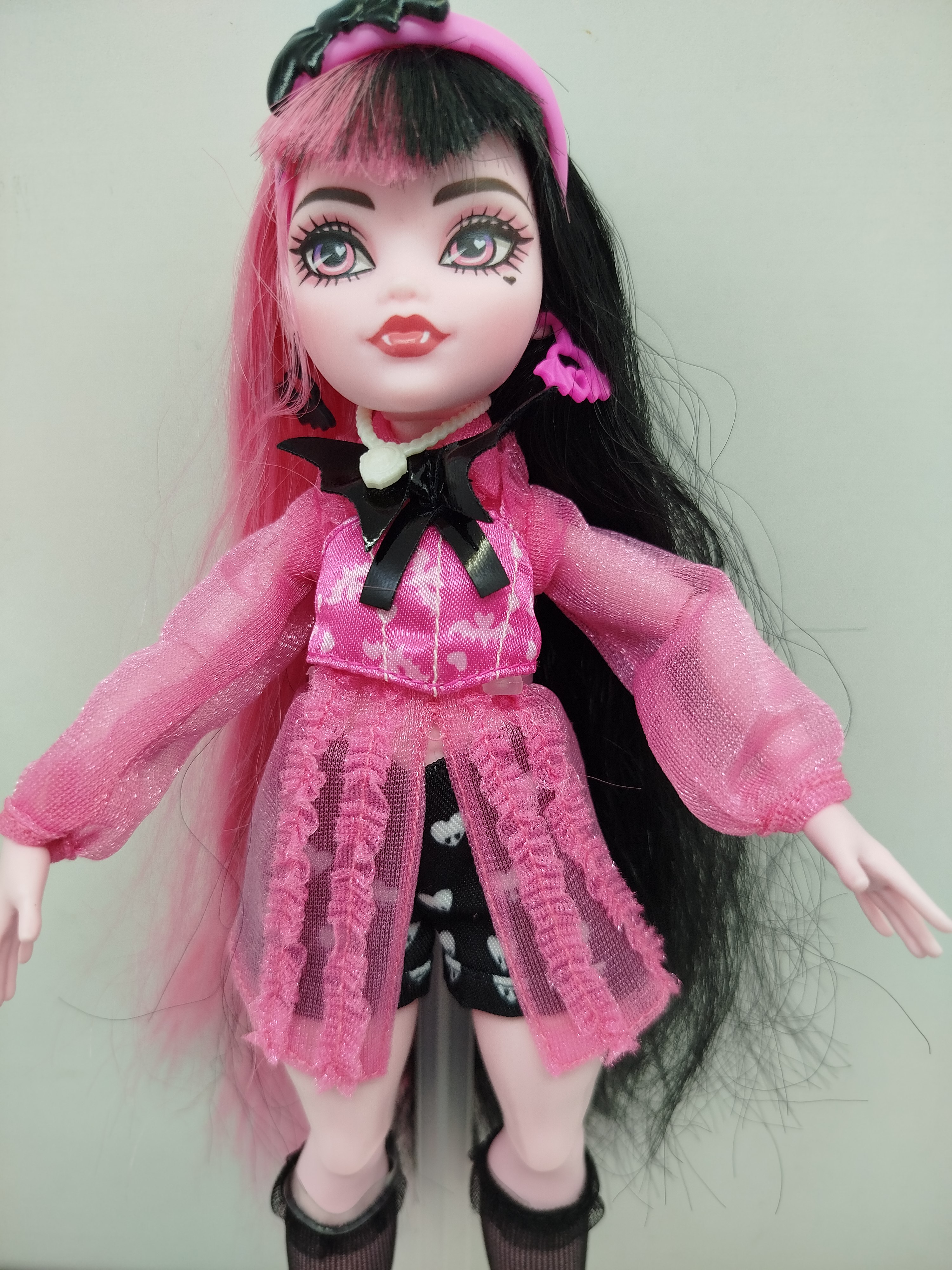 Draculaura (Generación 3 / G3) de Monster High, en su cotizada versión clásica o de firma de Mattel.