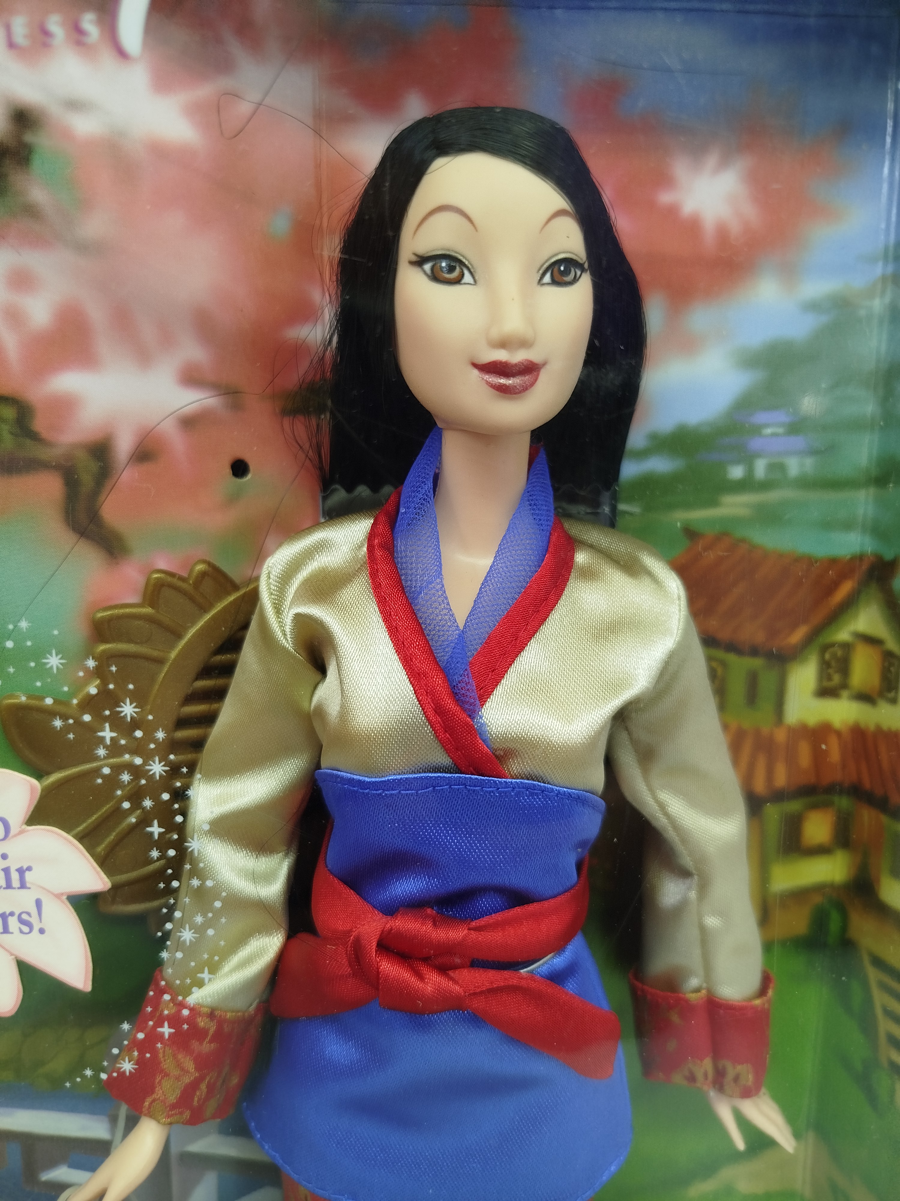  Blossom Beauty Mulan de la línea Disney Princess de Mattel (Modelo G7947), lanzada originalmente en el año 2004 para promocionar el estreno en DVD de Mulan II