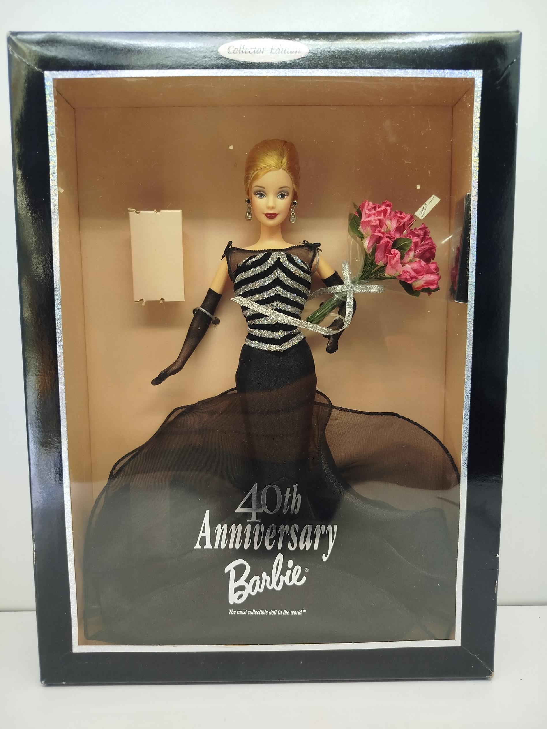 40th Anniversary Barbie (Barbie 40 Aniversario) de Mattel, lanzada originalmente en 1999 como una pieza de la prestigiosa línea Collector Edition.