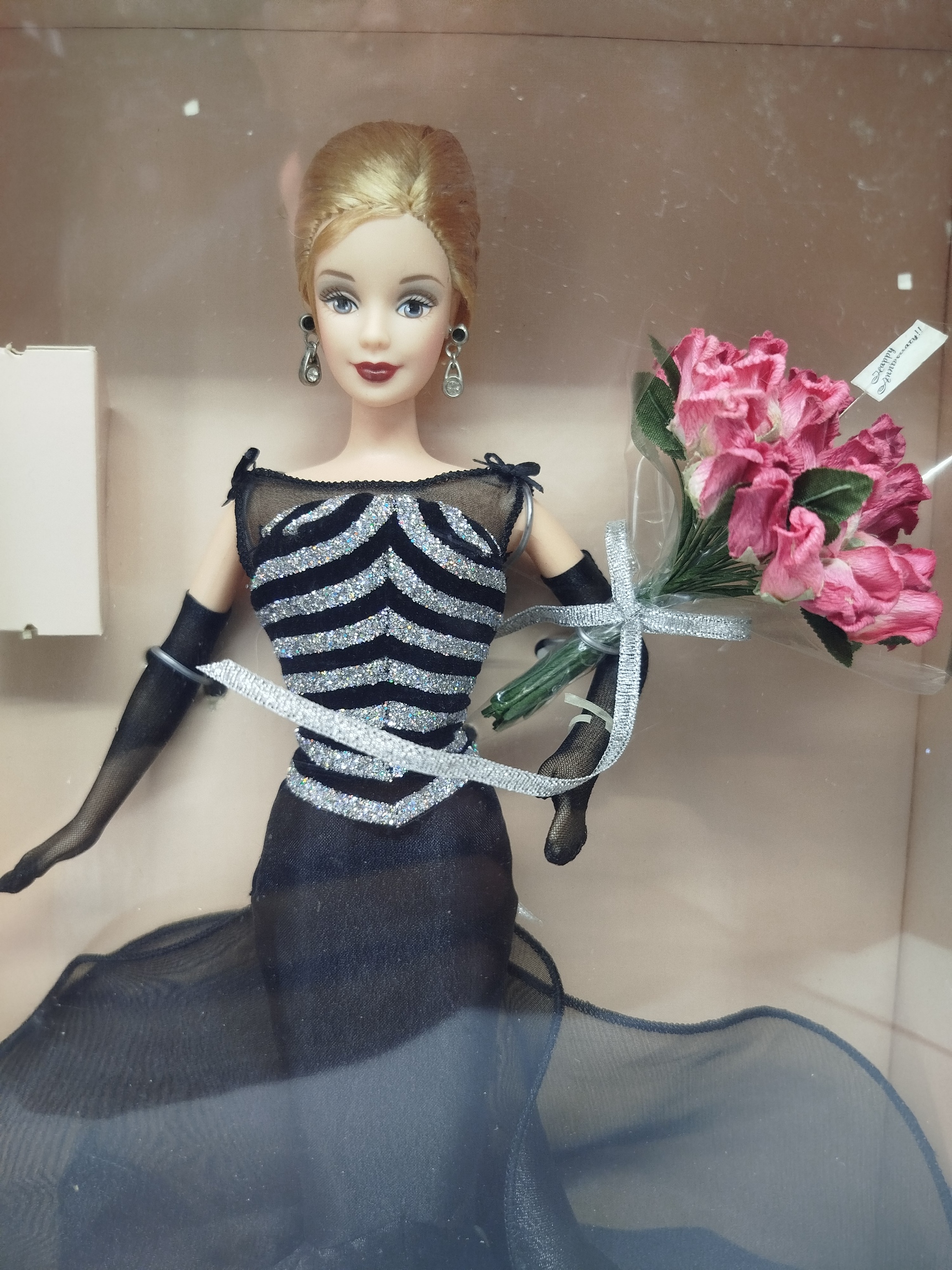 40th Anniversary Barbie (Barbie 40 Aniversario) de Mattel, lanzada originalmente en 1999 como una pieza de la prestigiosa línea Collector Edition.