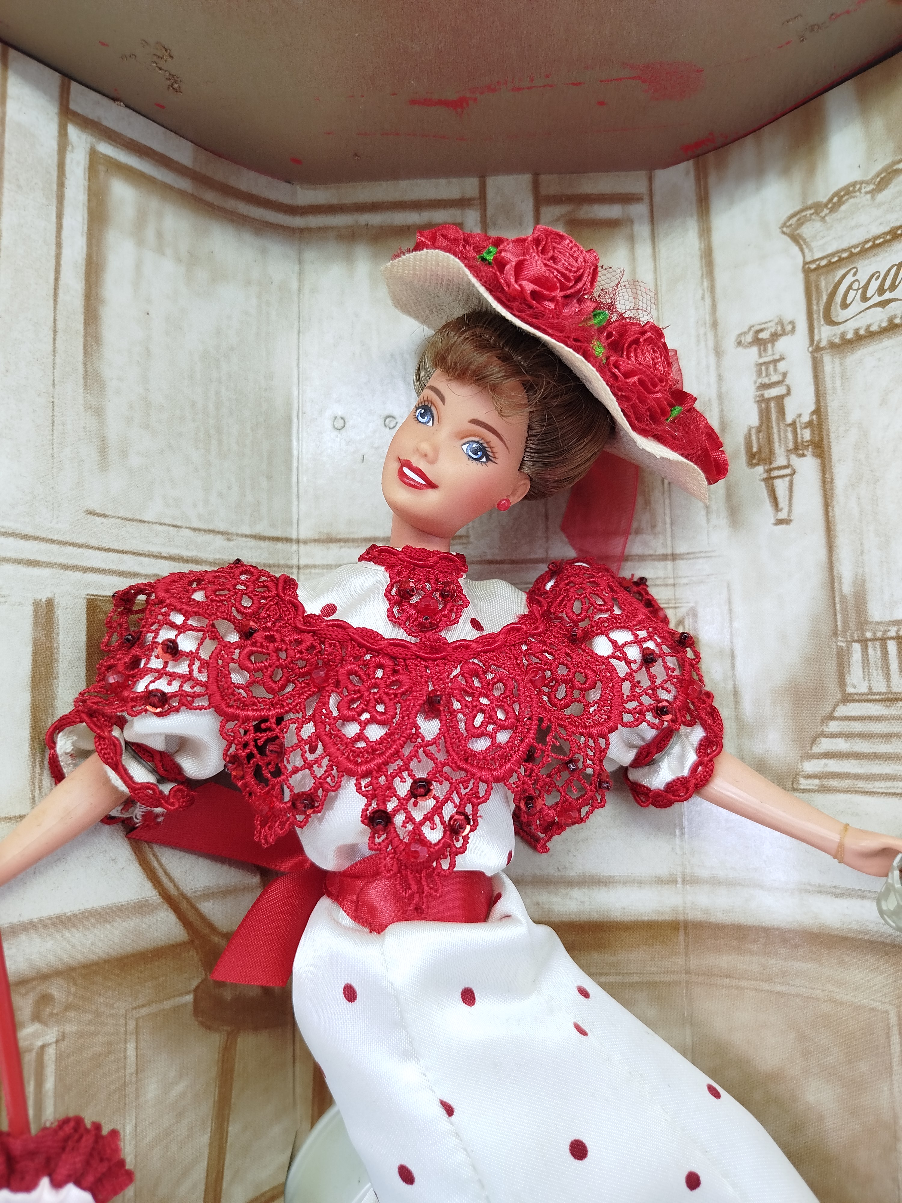Soda Fountain Sweetheart Barbie, lanzada por Mattel en 1996 como la primera pieza de la serie Coca-Cola Fashion Classic Series - (CAJA CON DESGASTE)