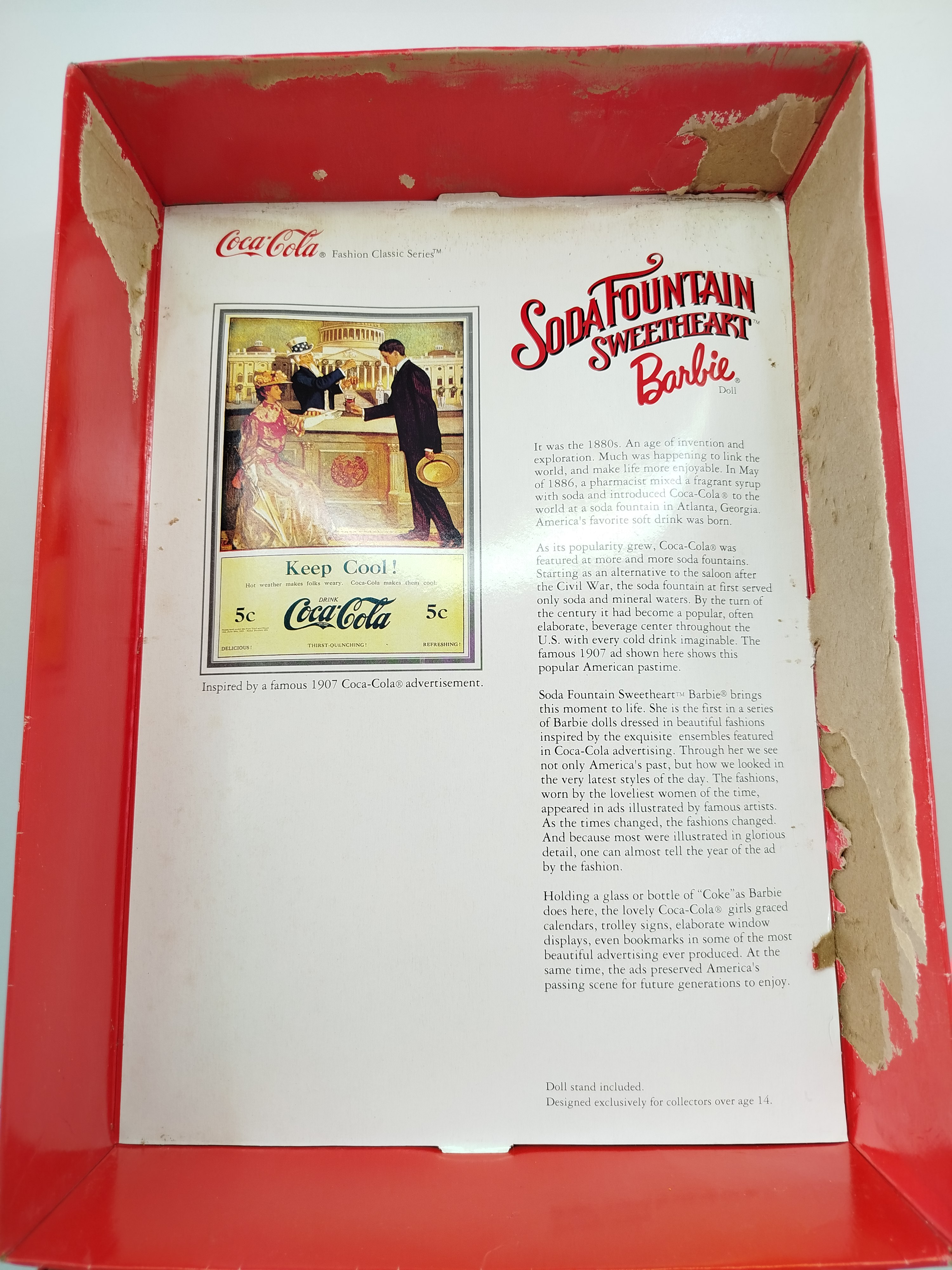 Soda Fountain Sweetheart Barbie, lanzada por Mattel en 1996 como la primera pieza de la serie Coca-Cola Fashion Classic Series - (CAJA CON DESGASTE)