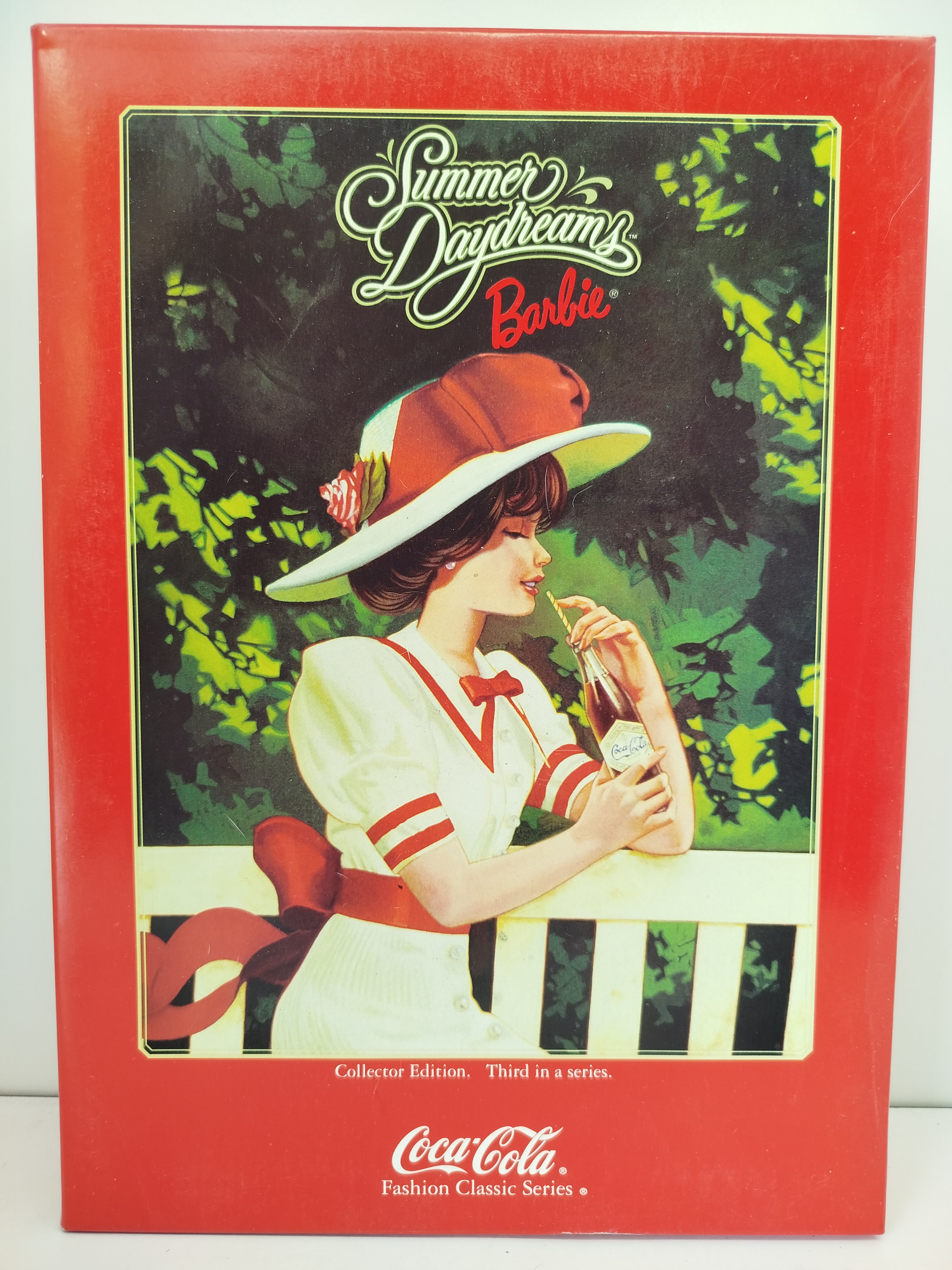 Coca-Cola Summer Daydreams Barbie, lanzada por Mattel en 1997 como la tercera edición de la misma línea Coca-Cola Fashion Classic Series.