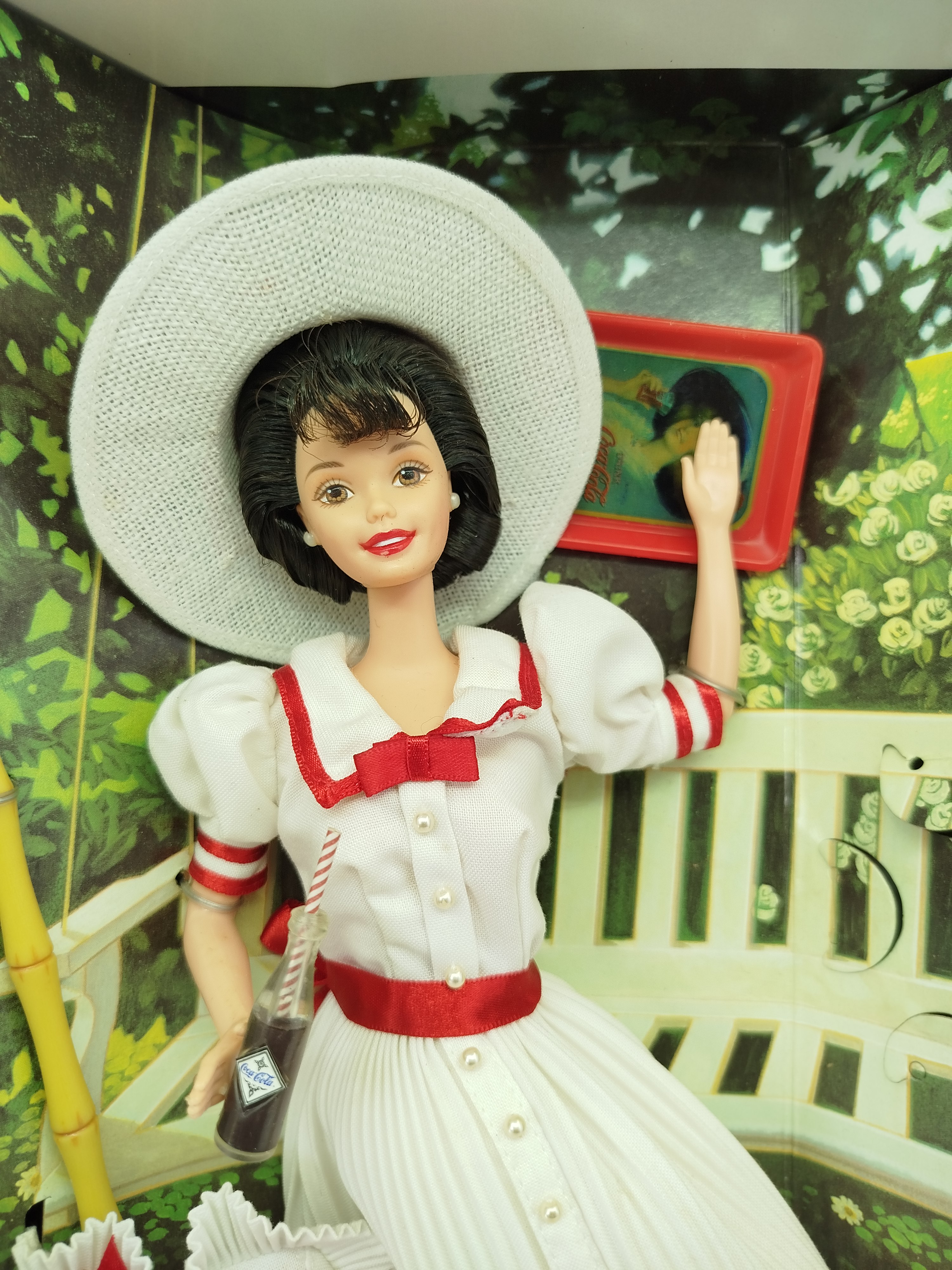 Coca-Cola Summer Daydreams Barbie, lanzada por Mattel en 1997 como la tercera edición de la misma línea Coca-Cola Fashion Classic Series.