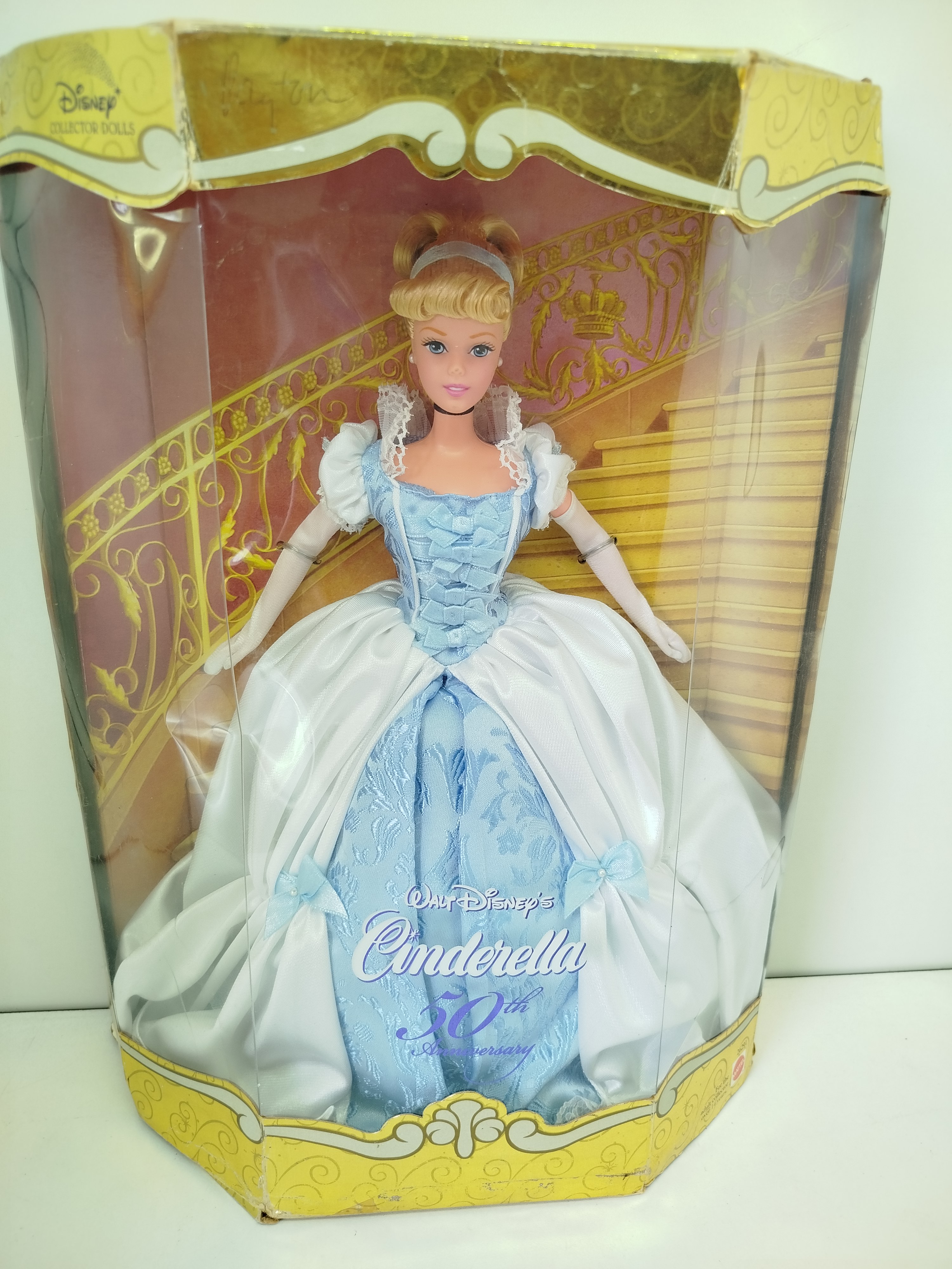  Walt Disney Cinderella 50th Anniversary Collector Doll,  1999 (Caja  en mal estado en la parte inferior)
