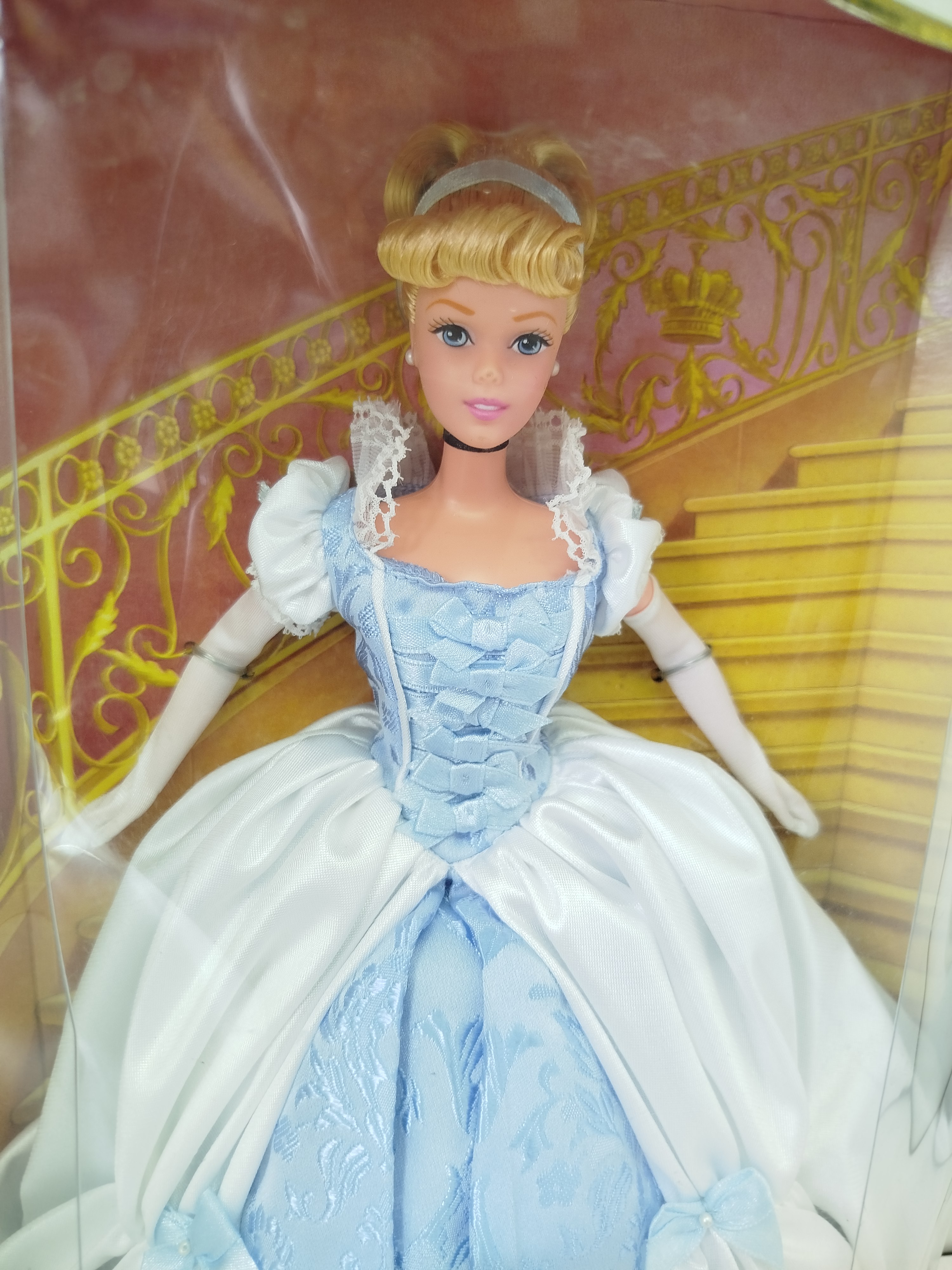  Walt Disney Cinderella 50th Anniversary Collector Doll,  1999 (Caja  en mal estado en la parte inferior)