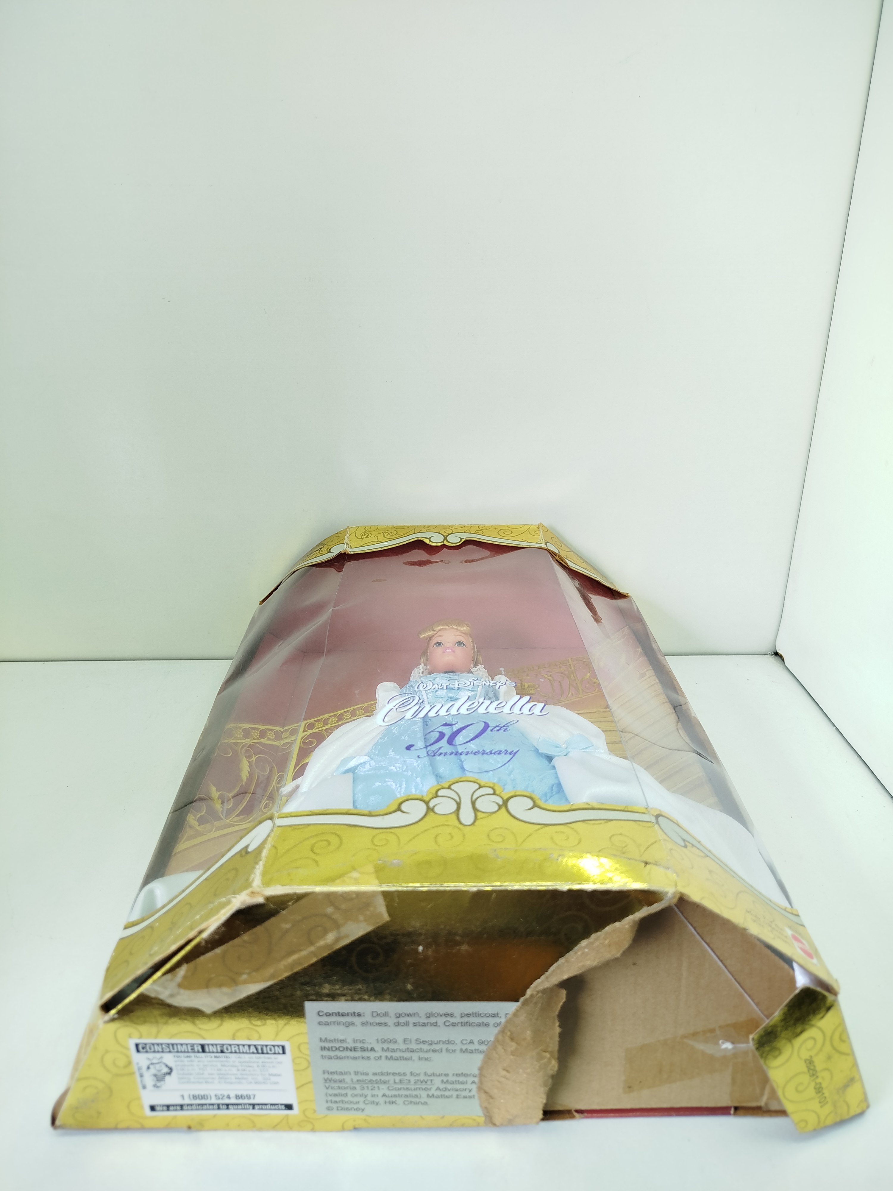  Walt Disney Cinderella 50th Anniversary Collector Doll,  1999 (Caja  en mal estado en la parte inferior)
