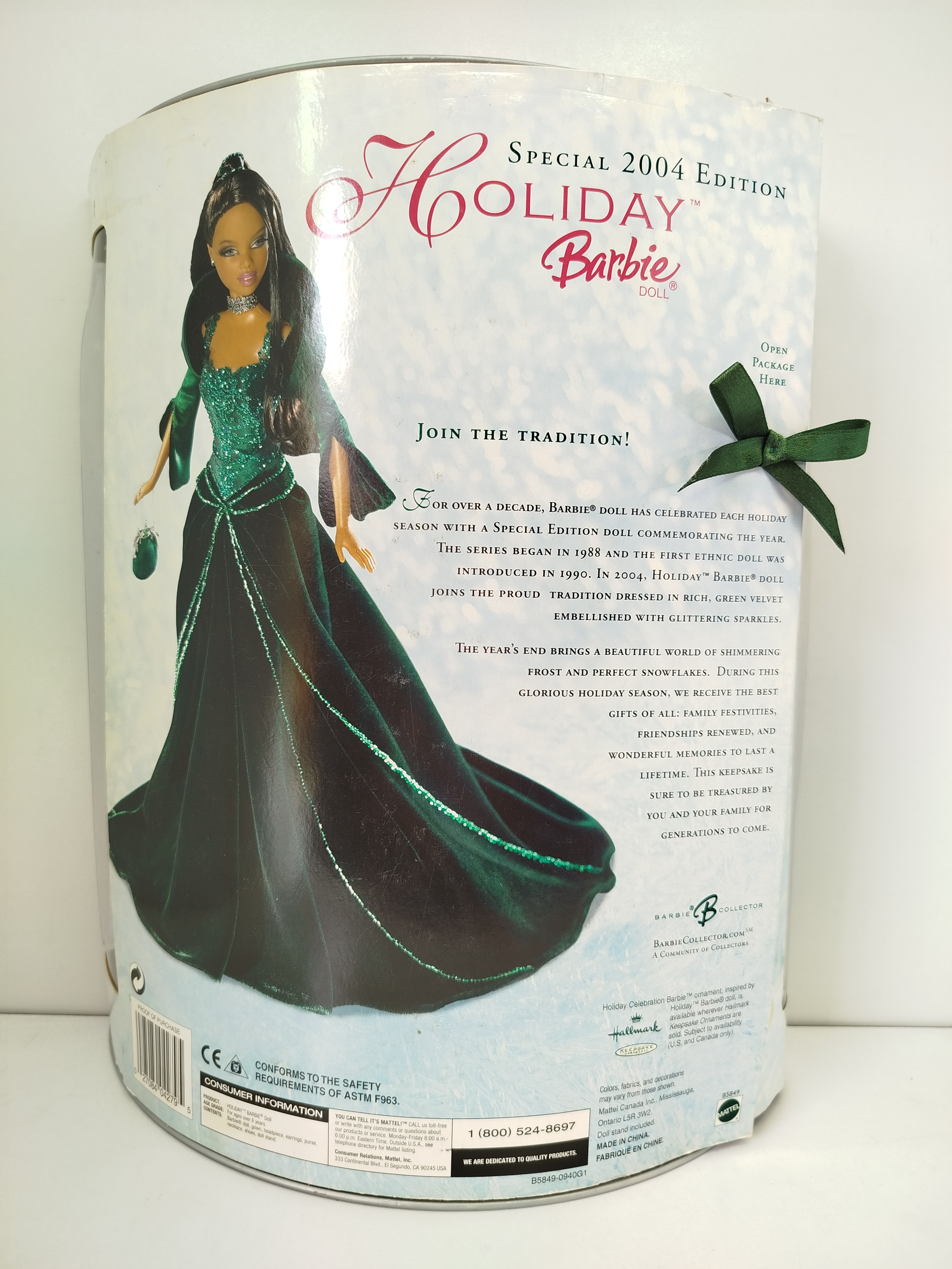  Mattel Holiday Barbie 2004 Afroamericana (Edición Especial / Modelo B5849), una de las entregas más recordadas de la emblemática línea navideña anual.
