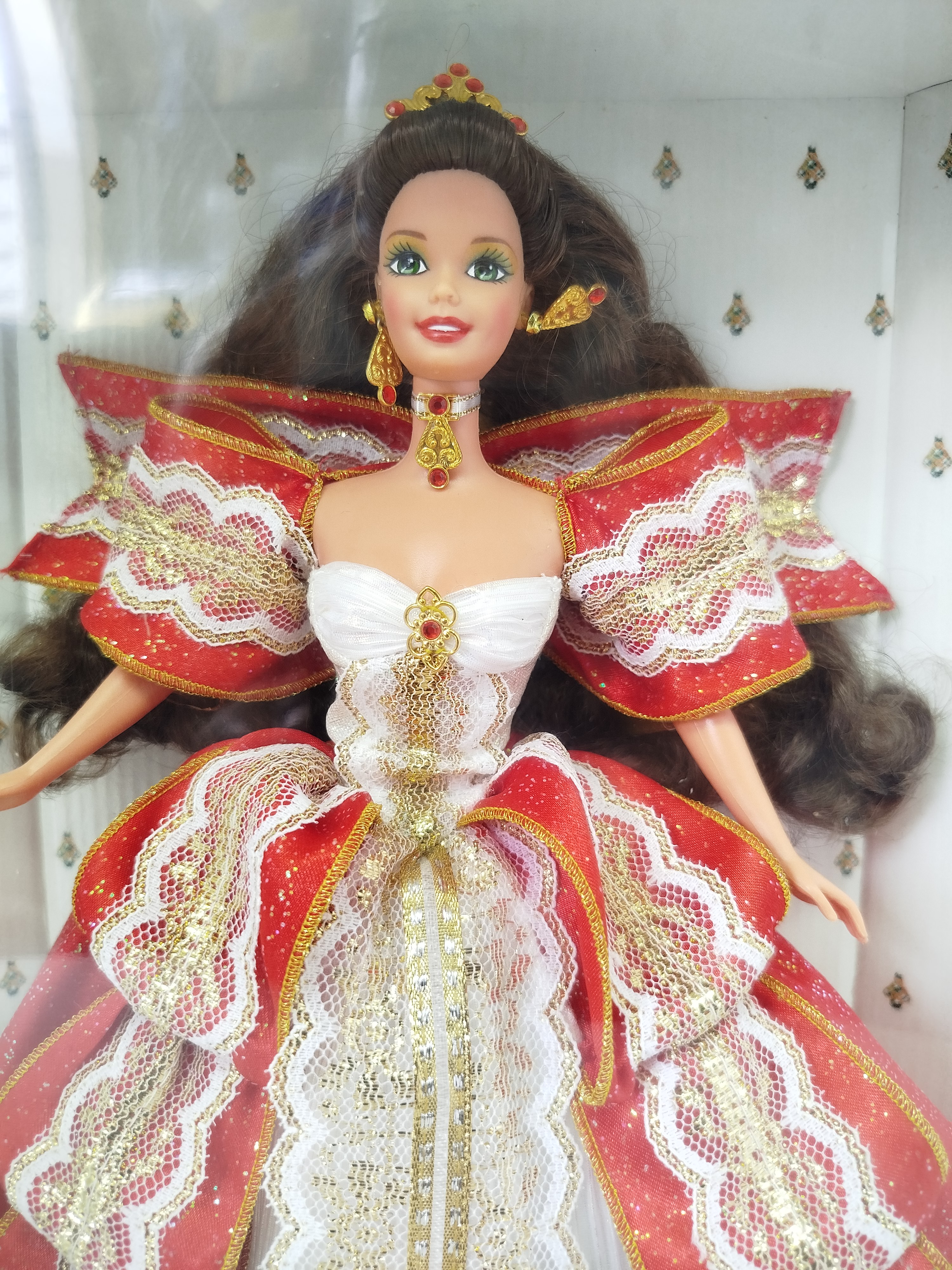  1997 Happy Holidays Barbie Brunette (Edición Especial / Modelo 17832) de Mattel, lanzada para conmemorar el décimo aniversario de la colección navideña.