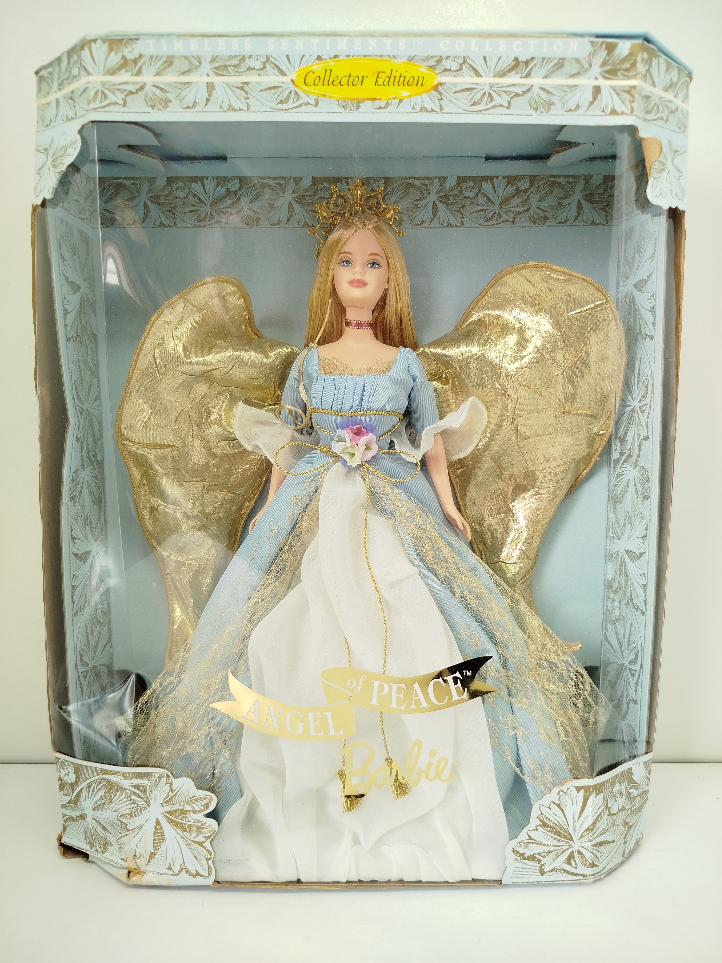 Mattel Angel of Peace Barbie (Edición de Coleccionista / Modelo 24240) de 1999, perteneciente a la prestigiosa línea Timeless Sentiments Collection (Colección Sentimientos Eternos).