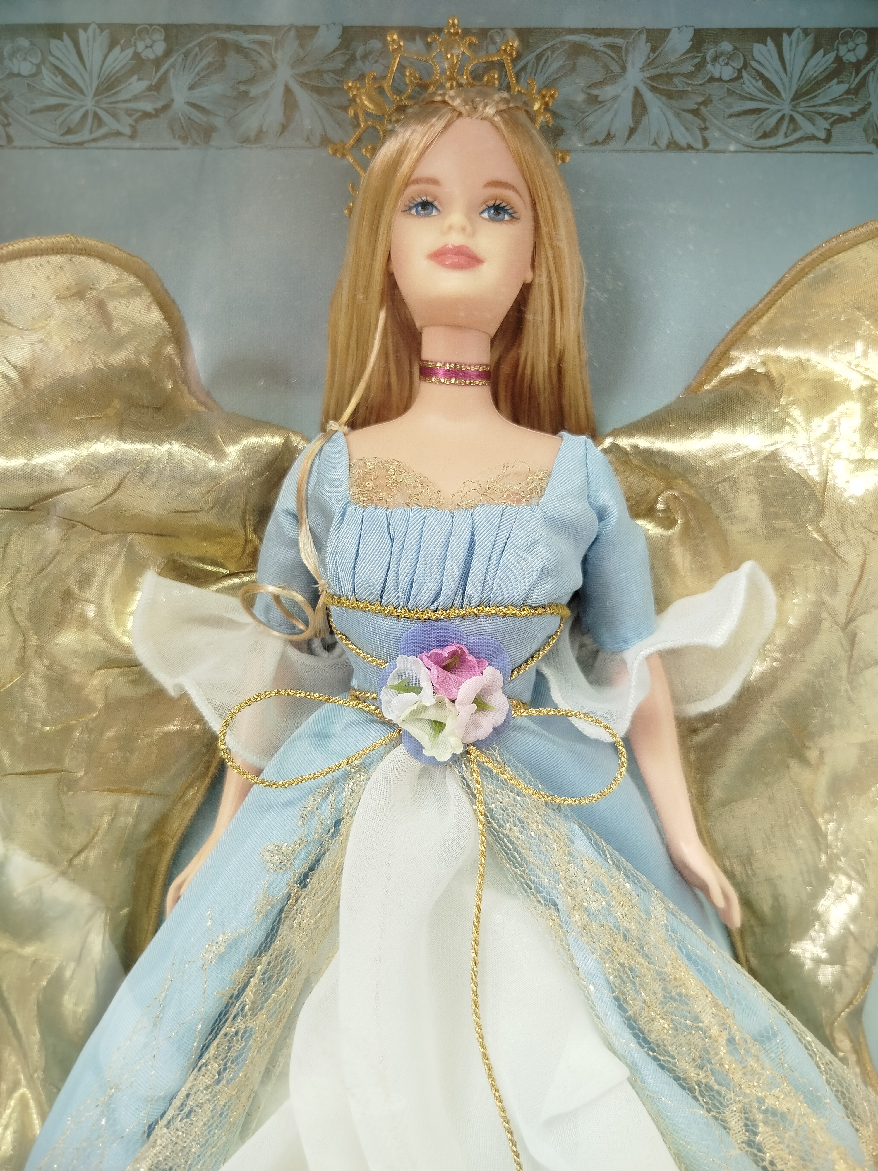 Mattel Angel of Peace Barbie (Edición de Coleccionista / Modelo 24240) de 1999, perteneciente a la prestigiosa línea Timeless Sentiments Collection (Colección Sentimientos Eternos).
