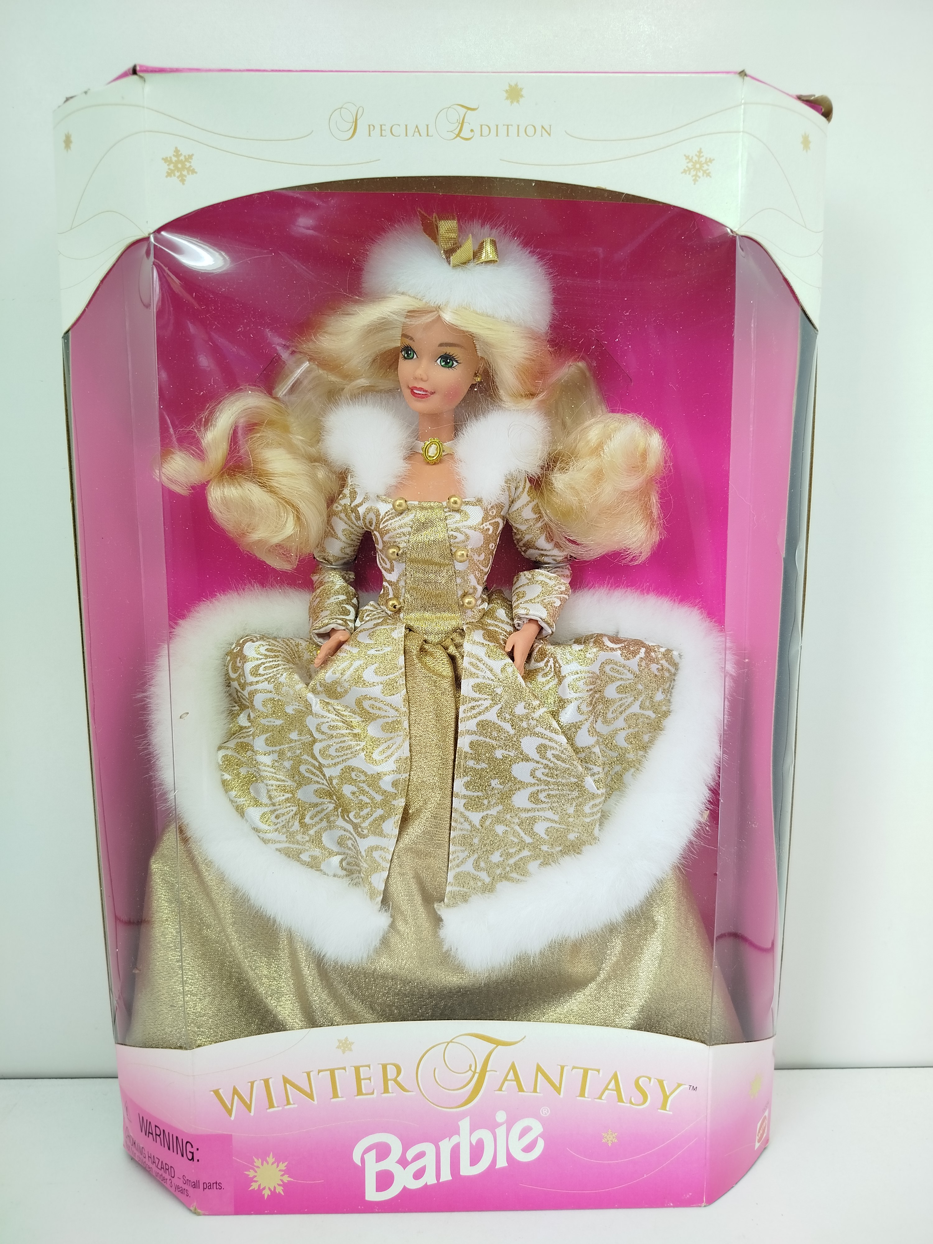 Mattel Winter Fantasy Barbie Blonde (Edición Especial / Modelo 15334) del año 1995, la cual fue lanzada originalmente como una pieza exclusiva para la cadena de tiendas Sam's Club.