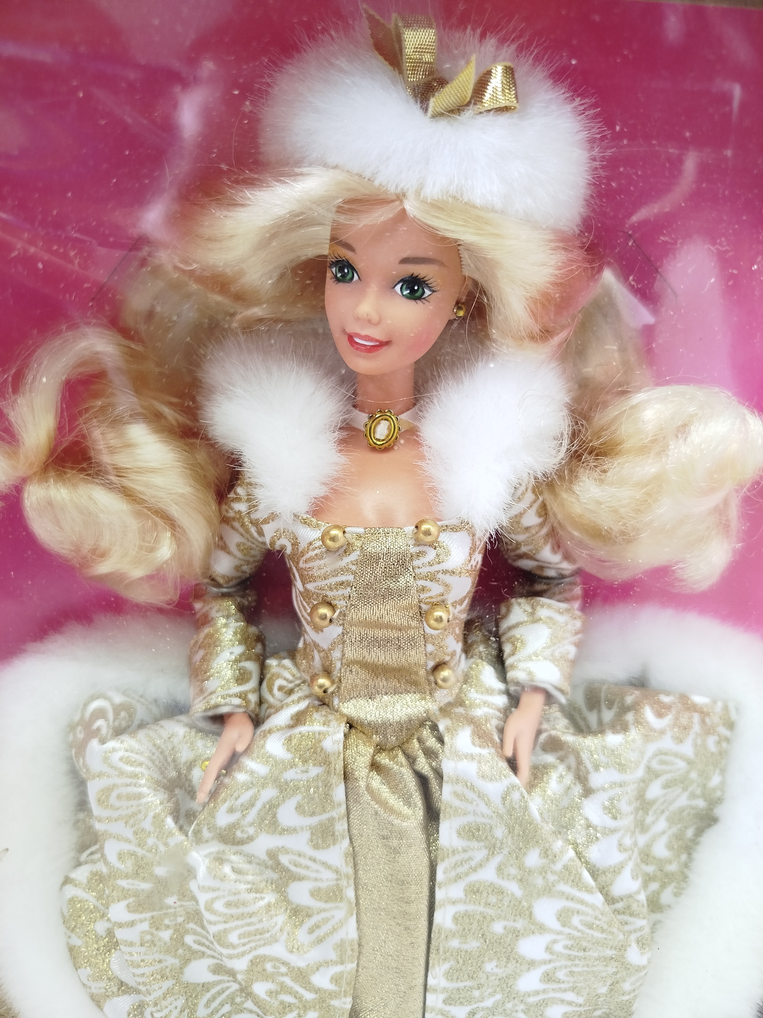 Mattel Winter Fantasy Barbie Blonde (Edición Especial / Modelo 15334) del año 1995, la cual fue lanzada originalmente como una pieza exclusiva para la cadena de tiendas Sam's Club.