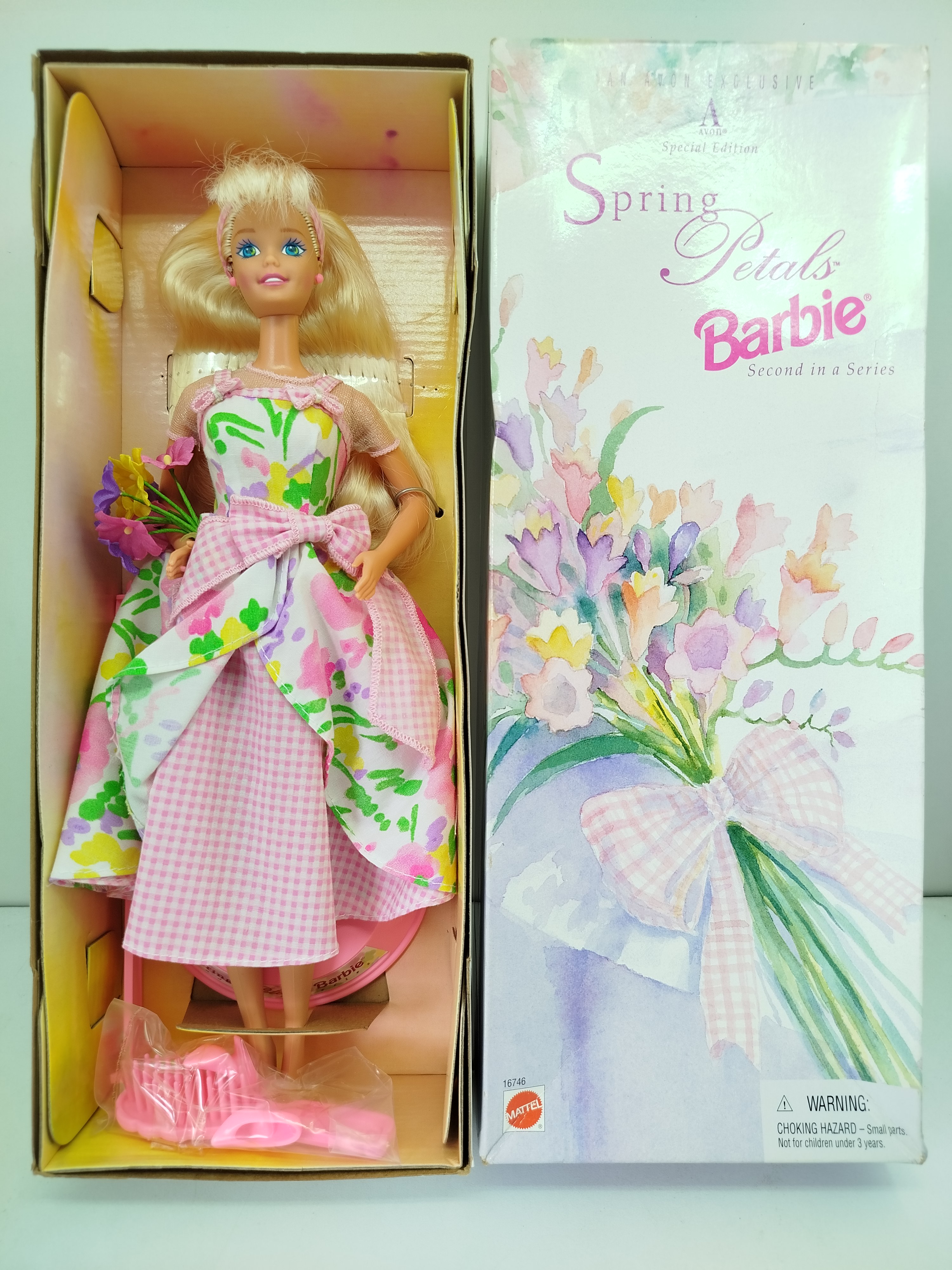  Mattel Spring Petals Barbie Blonde (Edición Especial de Avon / Modelo 16746), lanzada originalmente en 1996 como la segunda entrega de la serie temática de primavera de Avon.