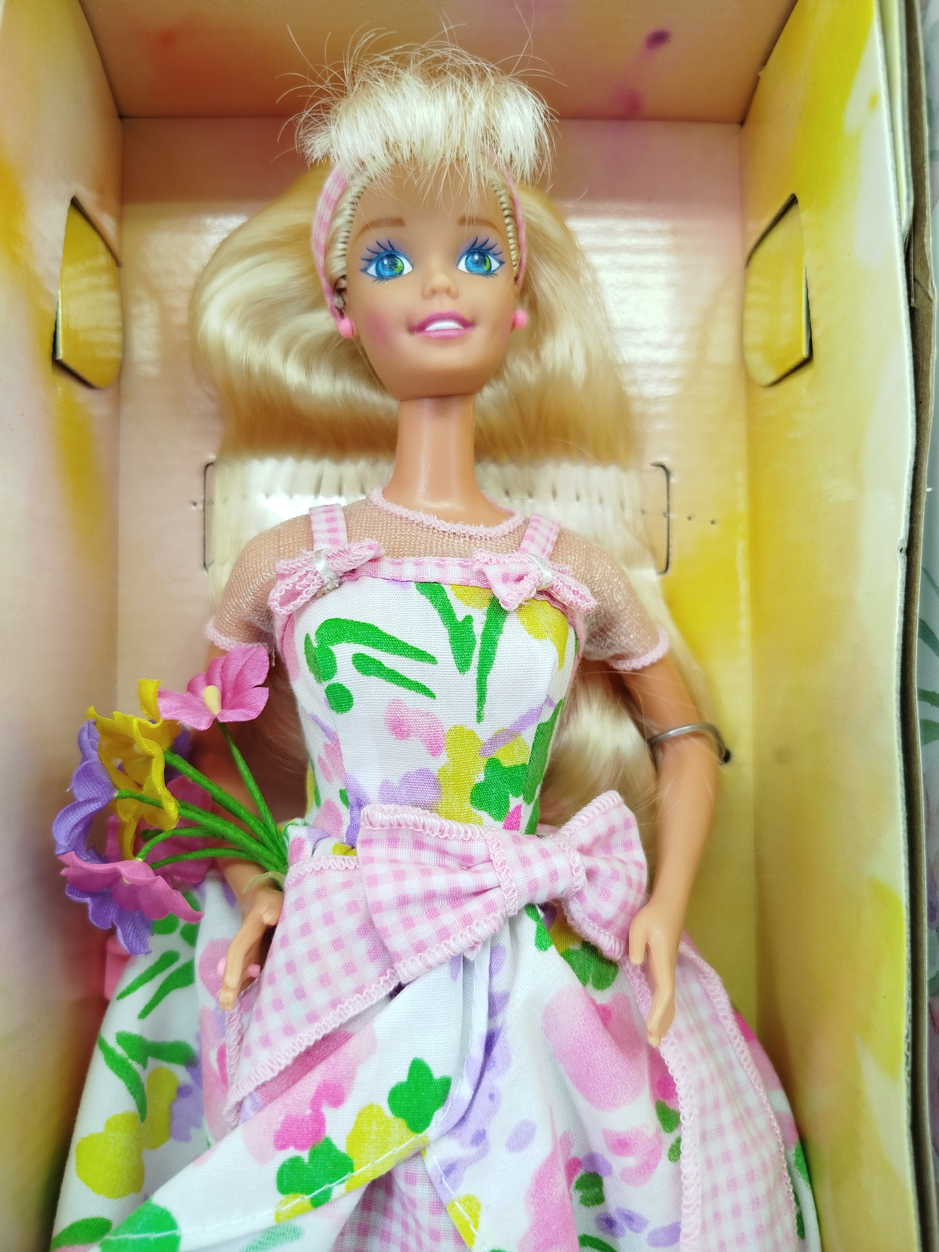  Mattel Spring Petals Barbie Blonde (Edición Especial de Avon / Modelo 16746), lanzada originalmente en 1996 como la segunda entrega de la serie temática de primavera de Avon.