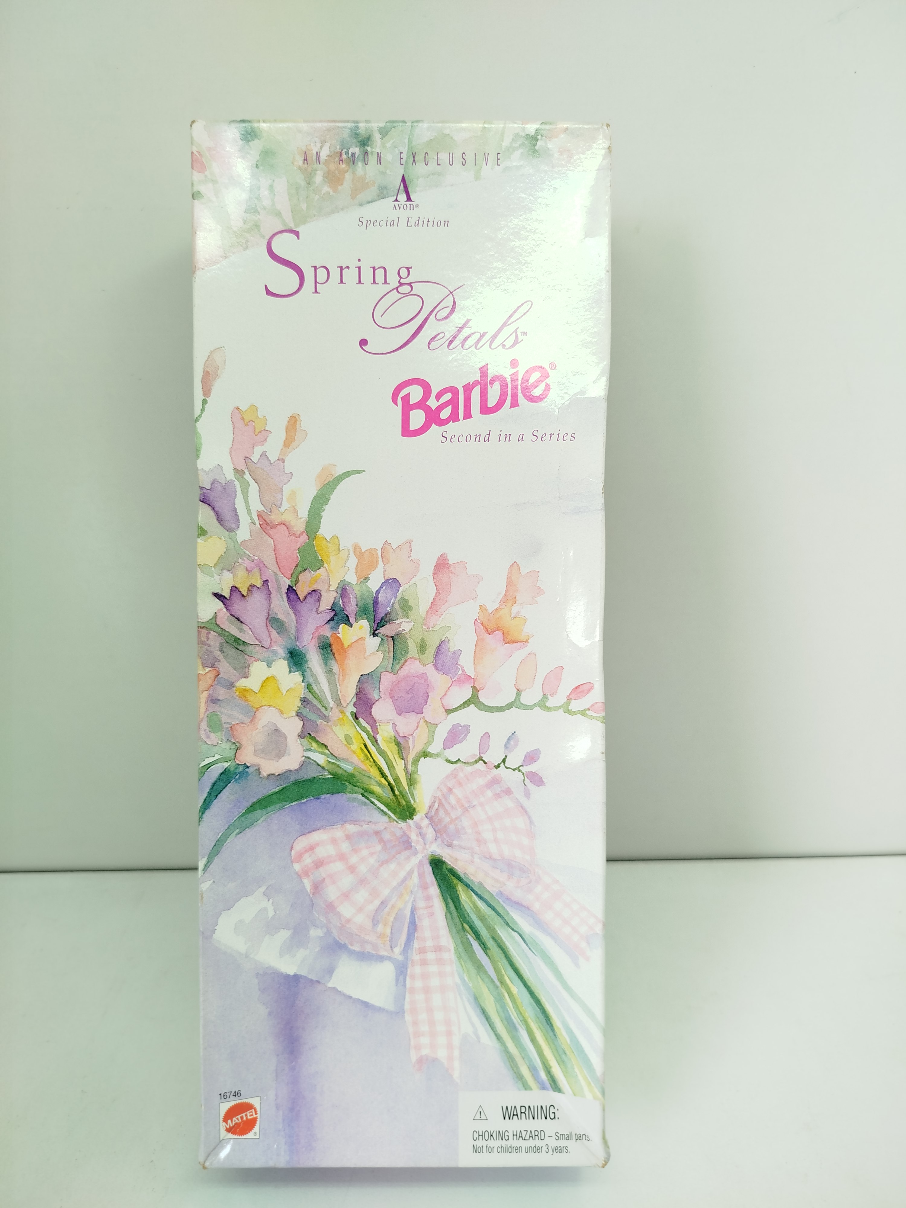  Mattel Spring Petals Barbie Blonde (Edición Especial de Avon / Modelo 16746), lanzada originalmente en 1996 como la segunda entrega de la serie temática de primavera de Avon.