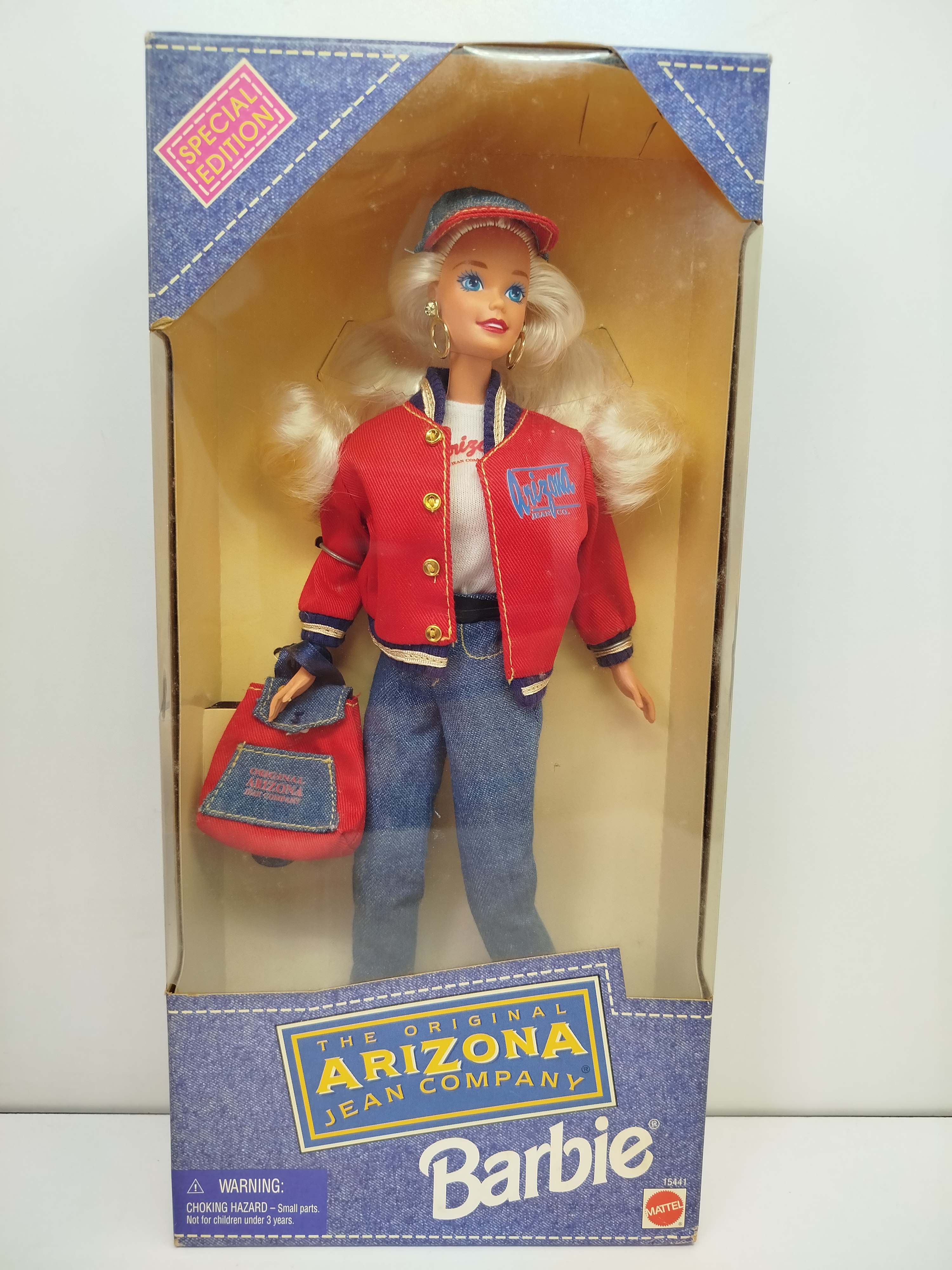 Esta muñeca es la Barbie The Original Arizona Jean Company (Modelo 15441), lanzada por Mattel en 1995 como una edición especial en colaboración con JCPenney