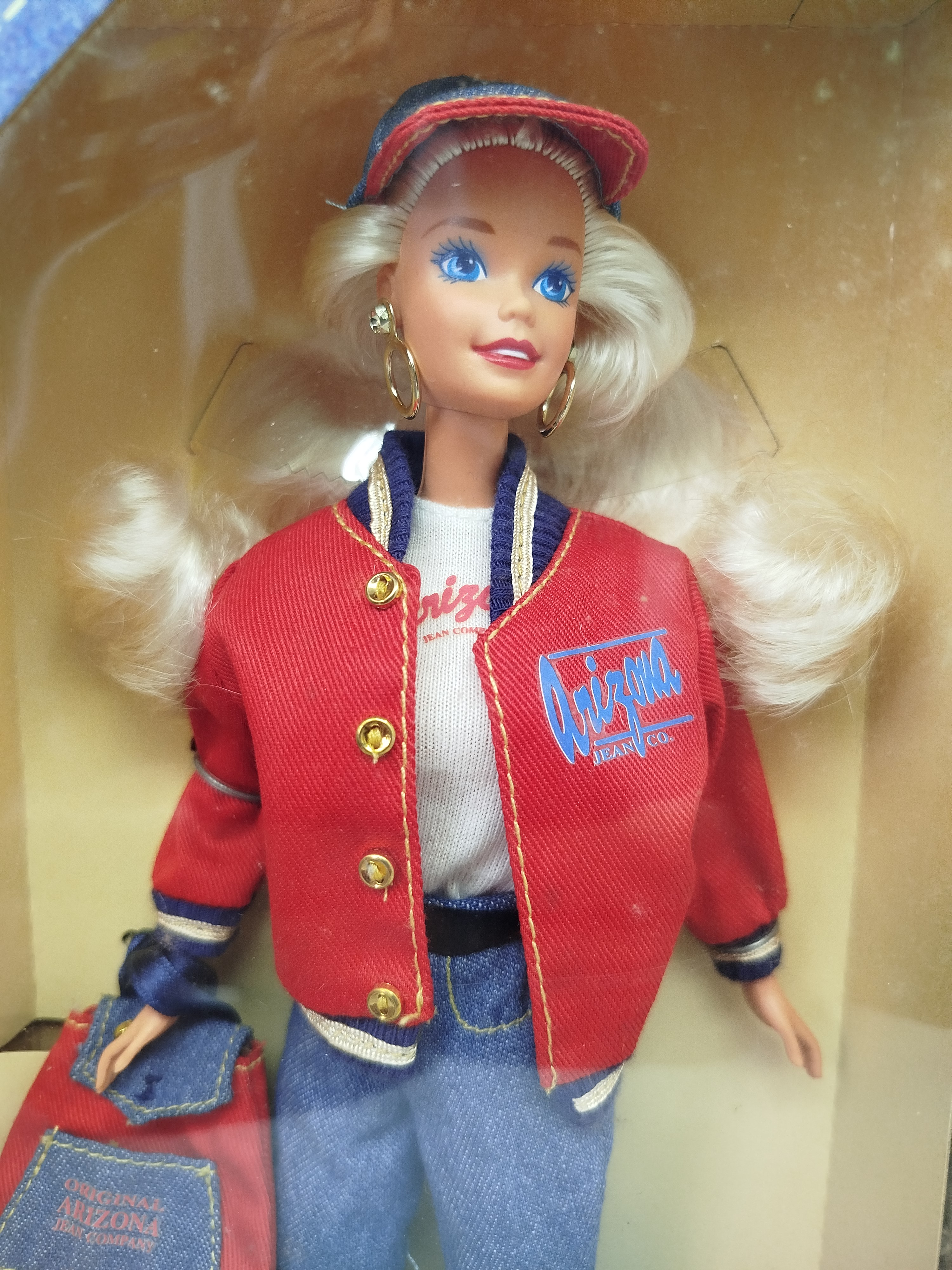 Esta muñeca es la Barbie The Original Arizona Jean Company (Modelo 15441), lanzada por Mattel en 1995 como una edición especial en colaboración con JCPenney