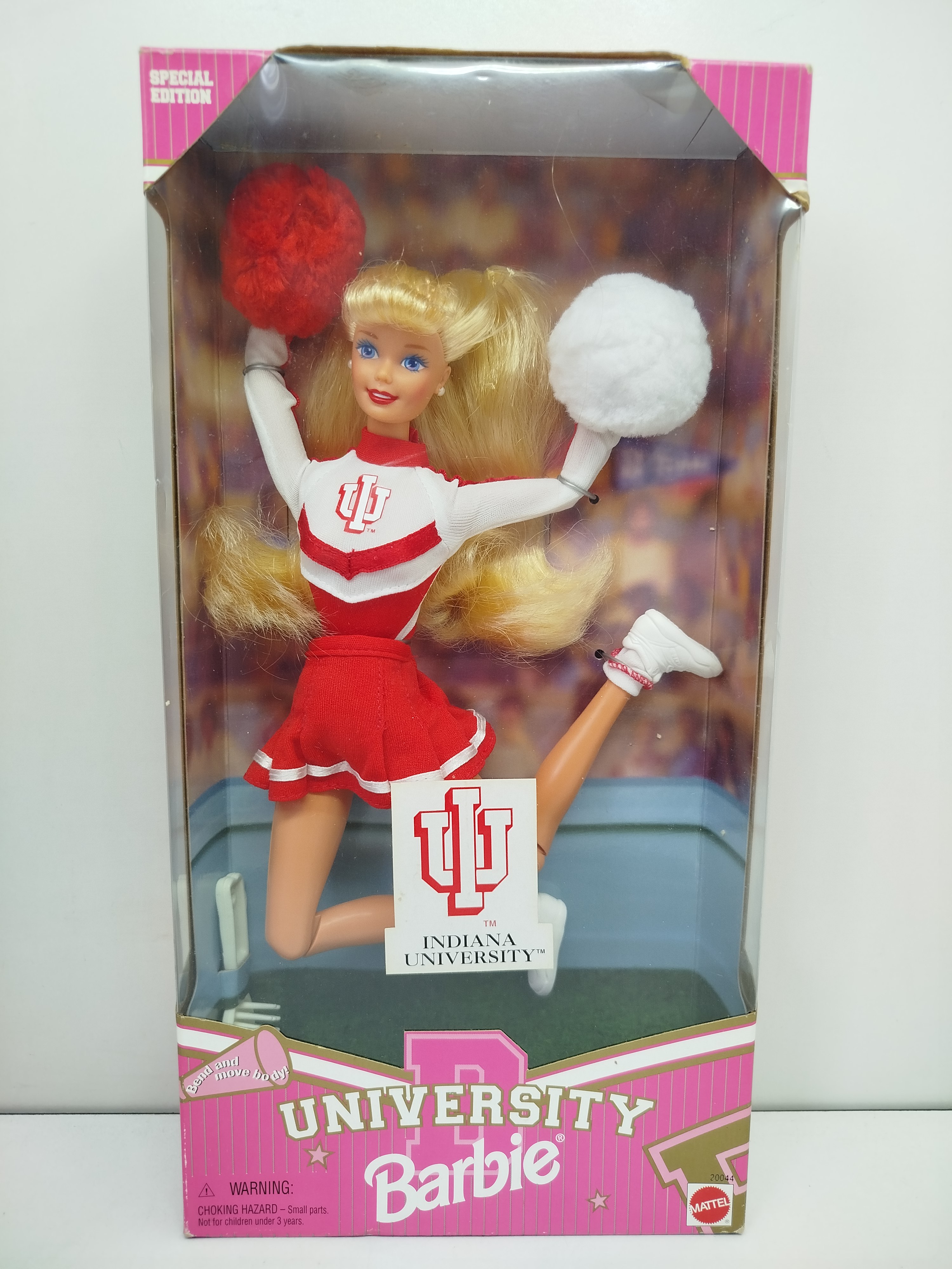  Barbie Indiana University Cheerleader (Modelo 20044), una edición especial lanzada por Mattel en 1996 como parte de su popular colección universitaria de animadoras (University Barbie).