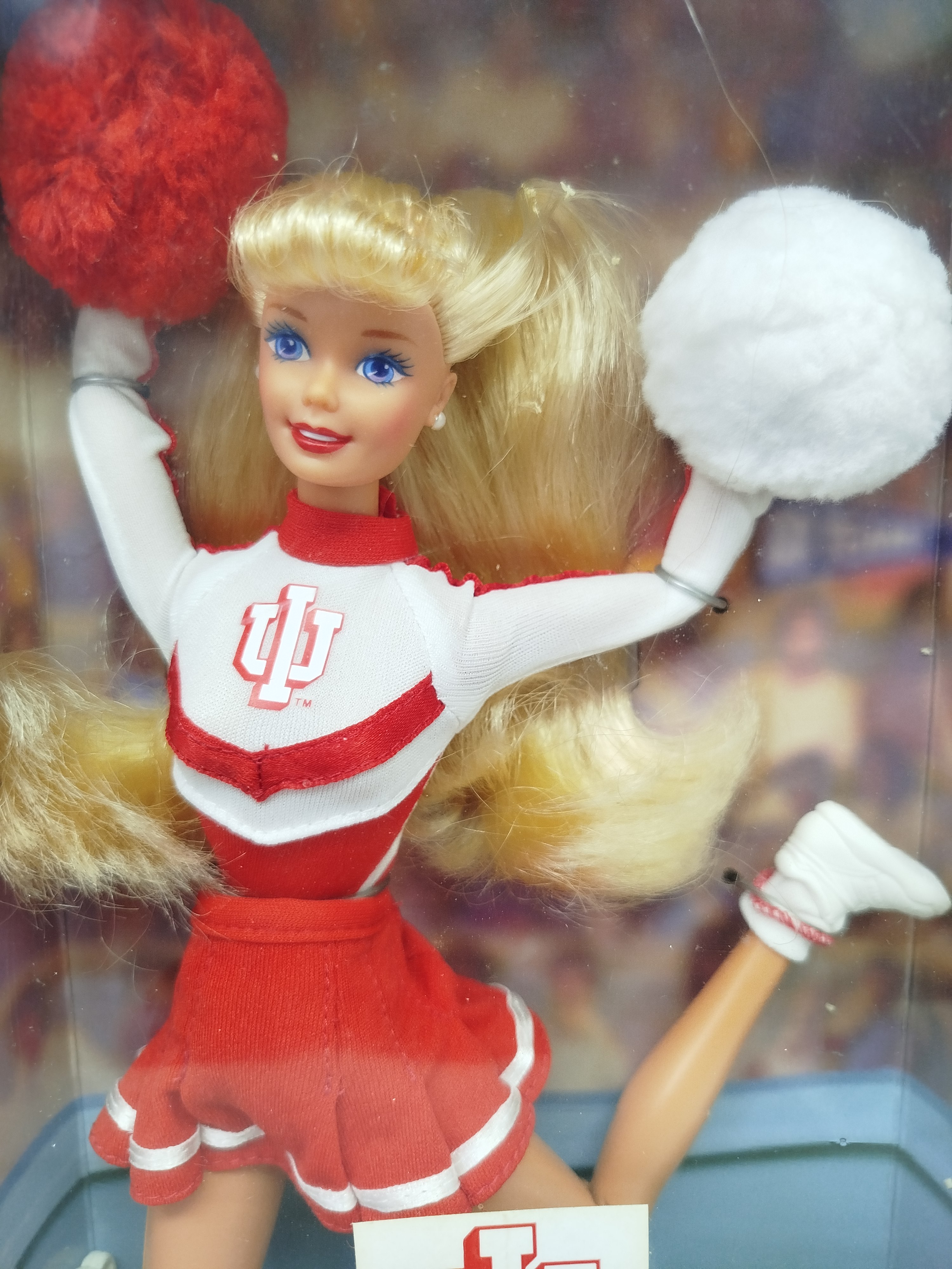  Barbie Indiana University Cheerleader (Modelo 20044), una edición especial lanzada por Mattel en 1996 como parte de su popular colección universitaria de animadoras (University Barbie).