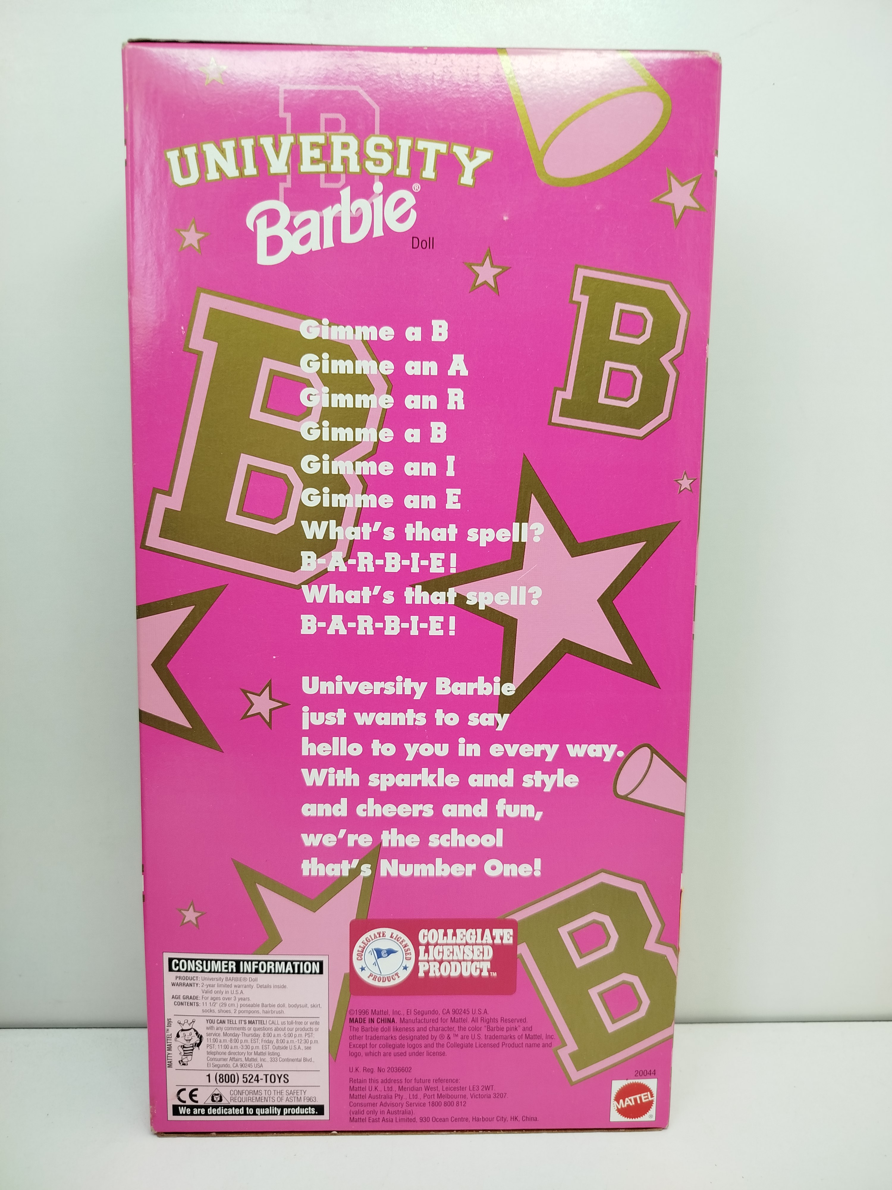  Barbie Indiana University Cheerleader (Modelo 20044), una edición especial lanzada por Mattel en 1996 como parte de su popular colección universitaria de animadoras (University Barbie).