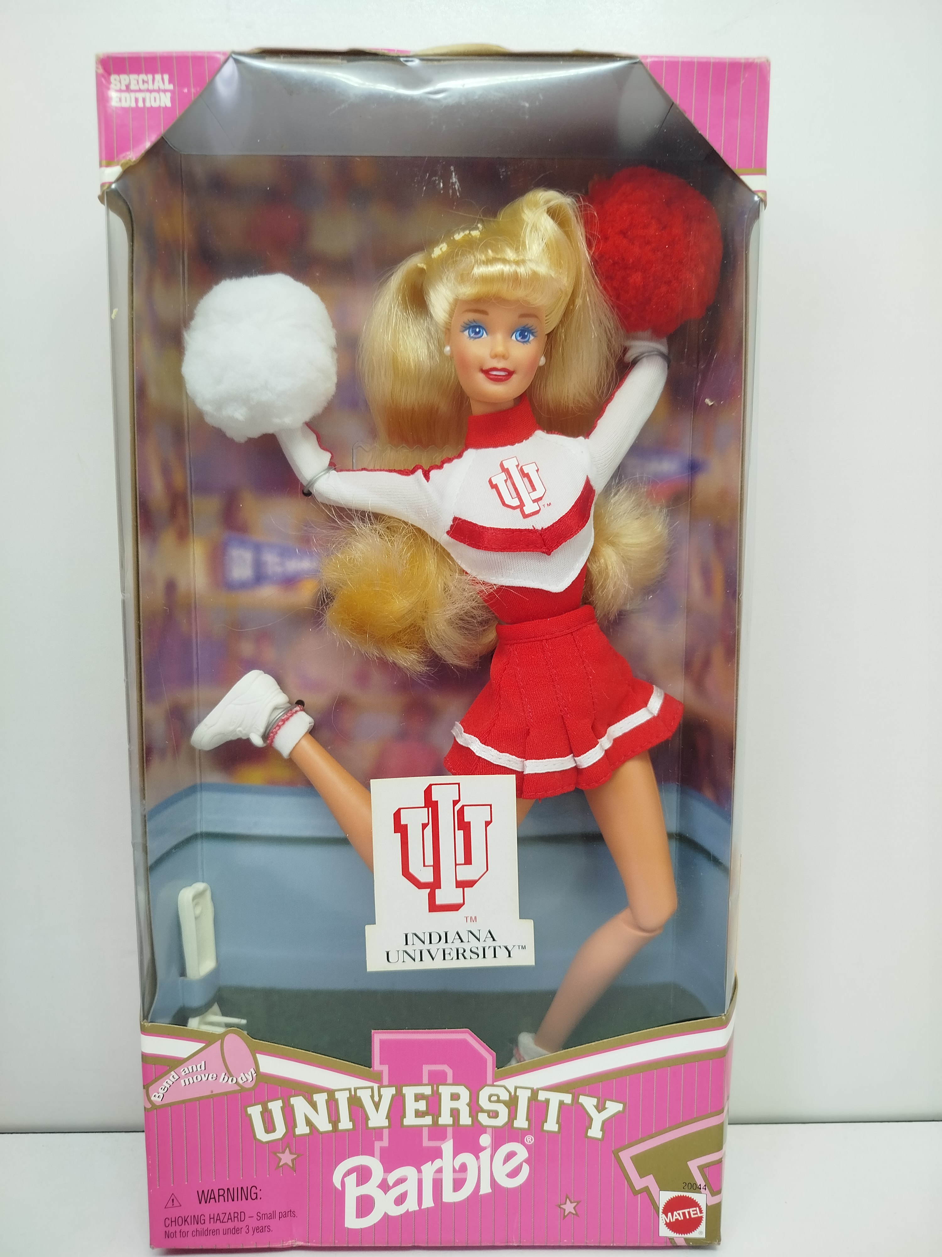  Barbie Indiana University Cheerleader (Modelo 20044), una edición especial lanzada por Mattel en 1996 como parte de su popular colección universitaria de animadoras (University Barbie).