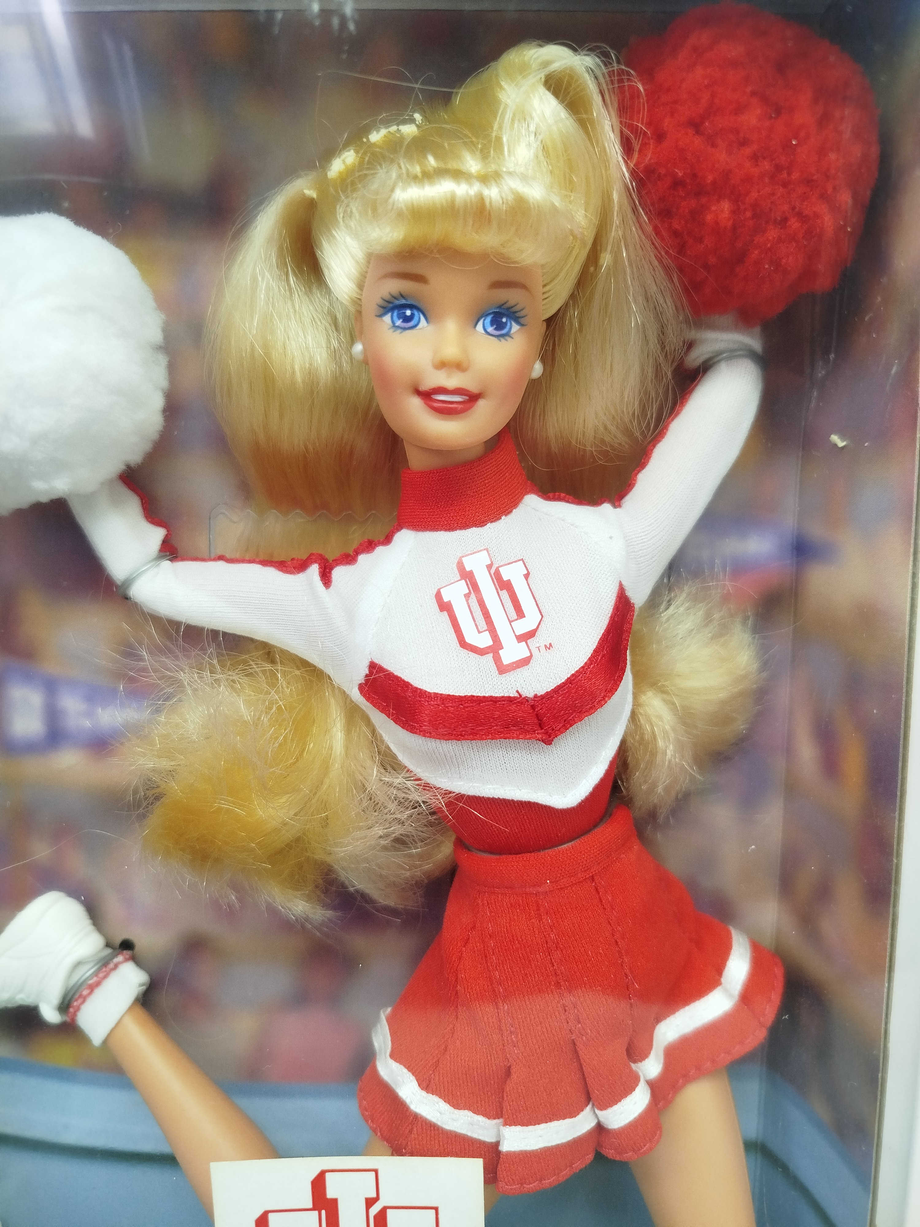  Barbie Indiana University Cheerleader (Modelo 20044), una edición especial lanzada por Mattel en 1996 como parte de su popular colección universitaria de animadoras (University Barbie).