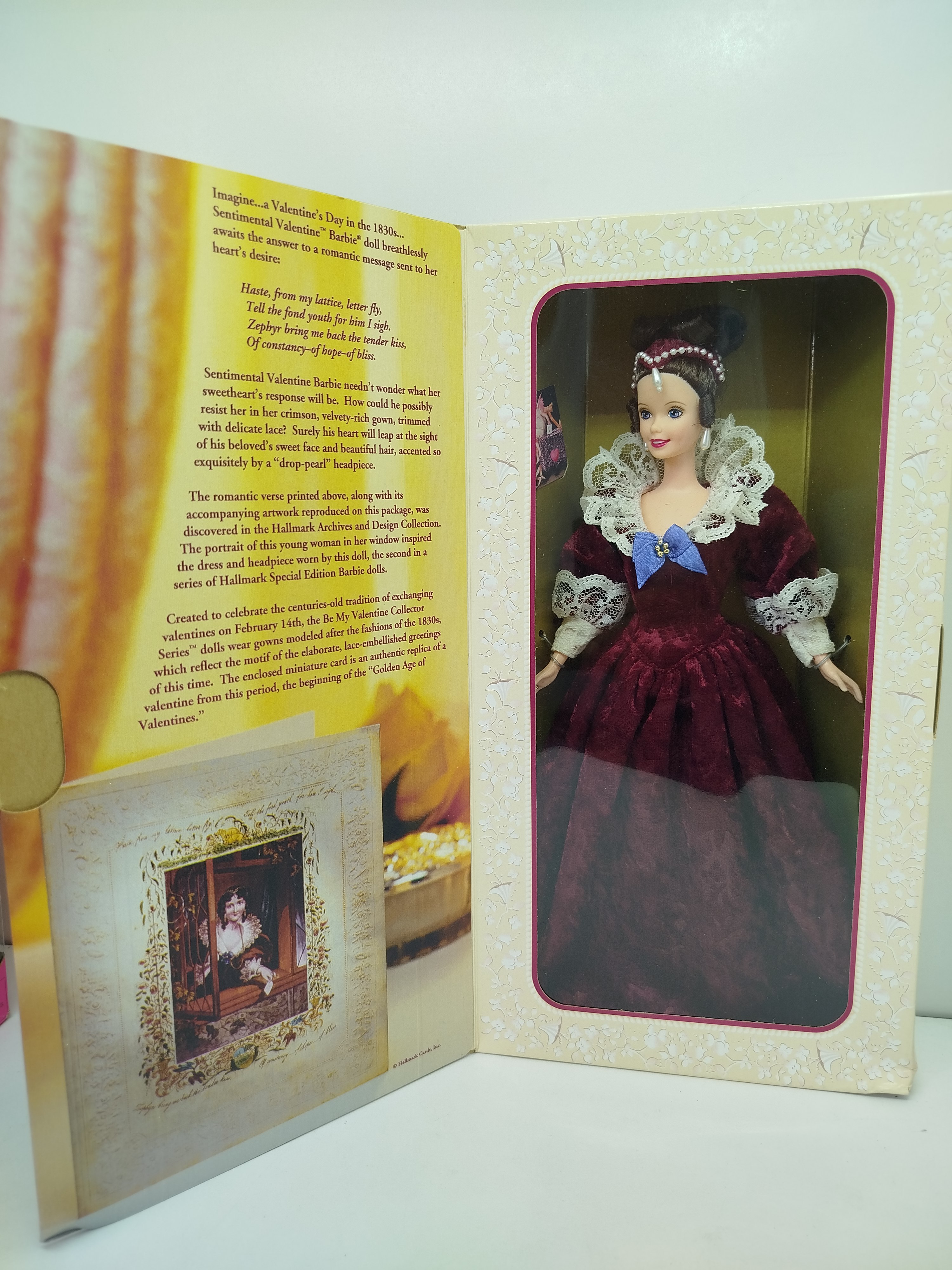 Barbie Sentimental Valentine Special Edition Hallmark (Modelo 16536), lanzada por Mattel en 1996 como la segunda entrega de la serie de colección "Be My Valentine".