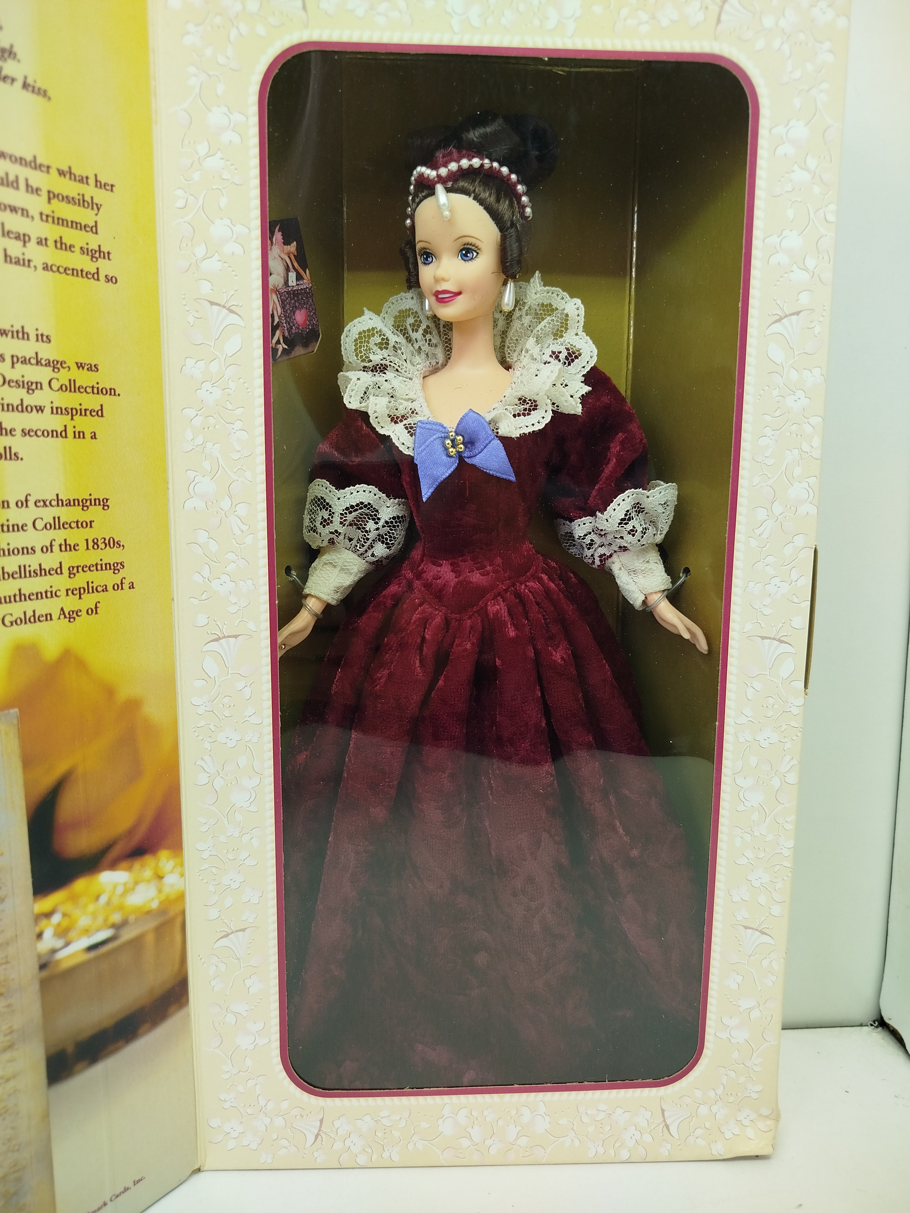 Barbie Sentimental Valentine Special Edition Hallmark (Modelo 16536), lanzada por Mattel en 1996 como la segunda entrega de la serie de colección "Be My Valentine".