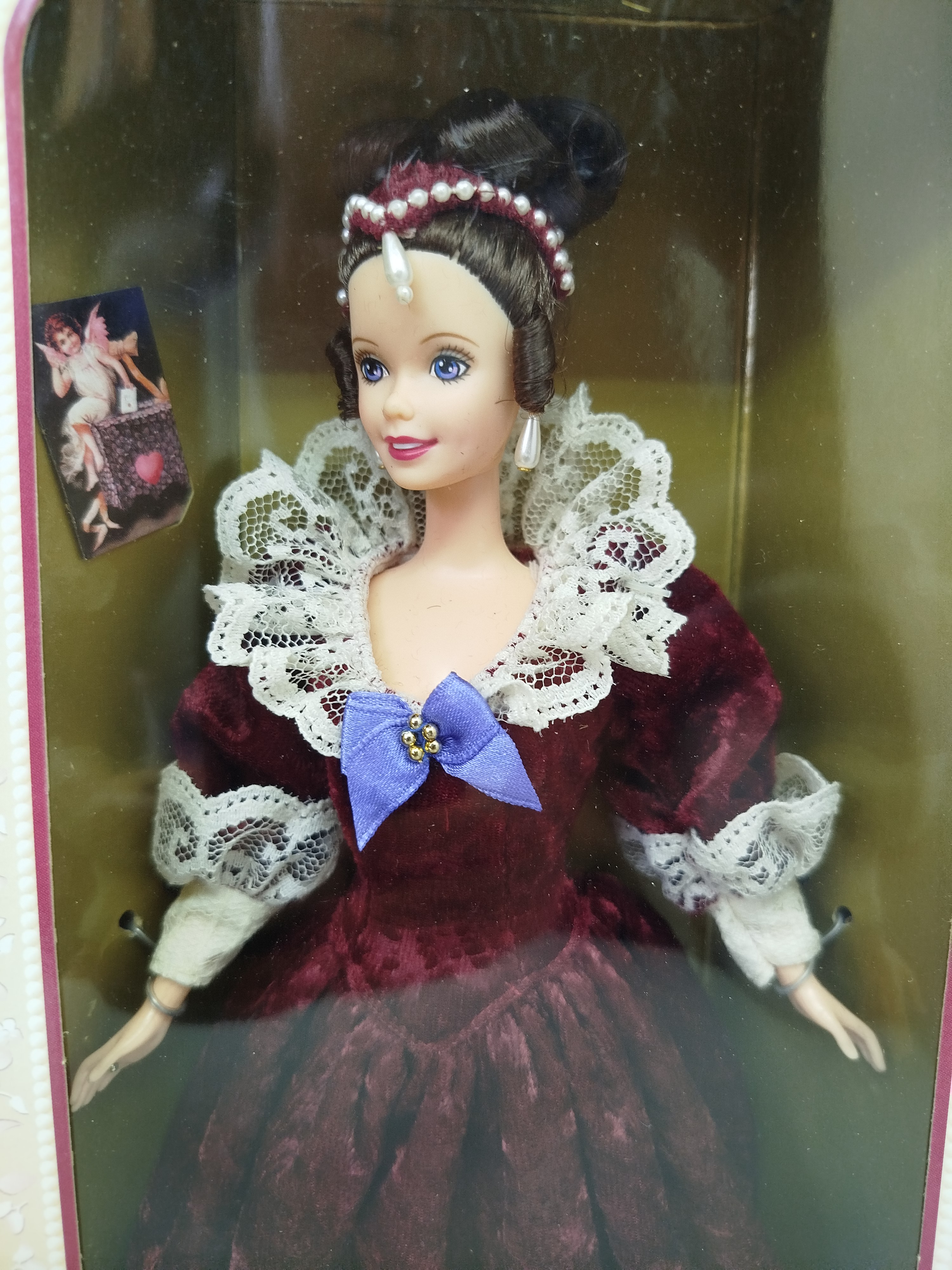 Barbie Sentimental Valentine Special Edition Hallmark (Modelo 16536), lanzada por Mattel en 1996 como la segunda entrega de la serie de colección "Be My Valentine".