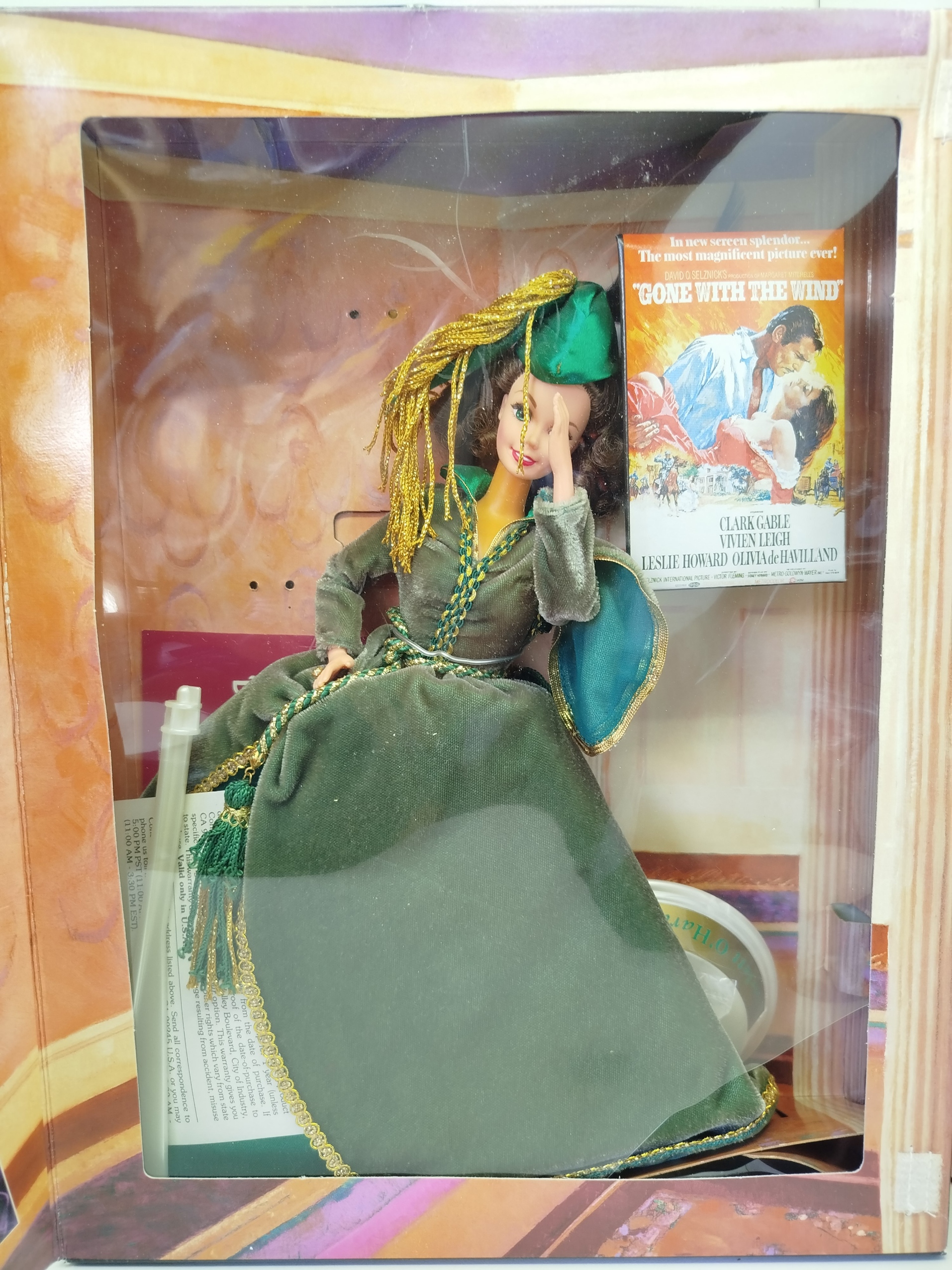 Barbie as Scarlett O'Hara - Hollywood Legends Collection (Modelo 12045), lanzada por Mattel en 1994 para rendir homenaje a la icónica película "Lo que el viento se llevó" 