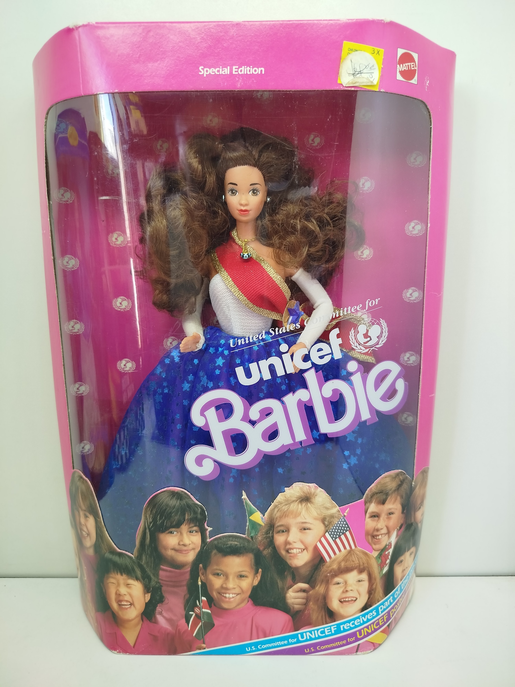 Unicef Barbie - Special Edition United States Committee for UNICEF (Modelo 5336), lanzada por Mattel en 1989 como una edición benéfica de colección con cabello castaño oscuro