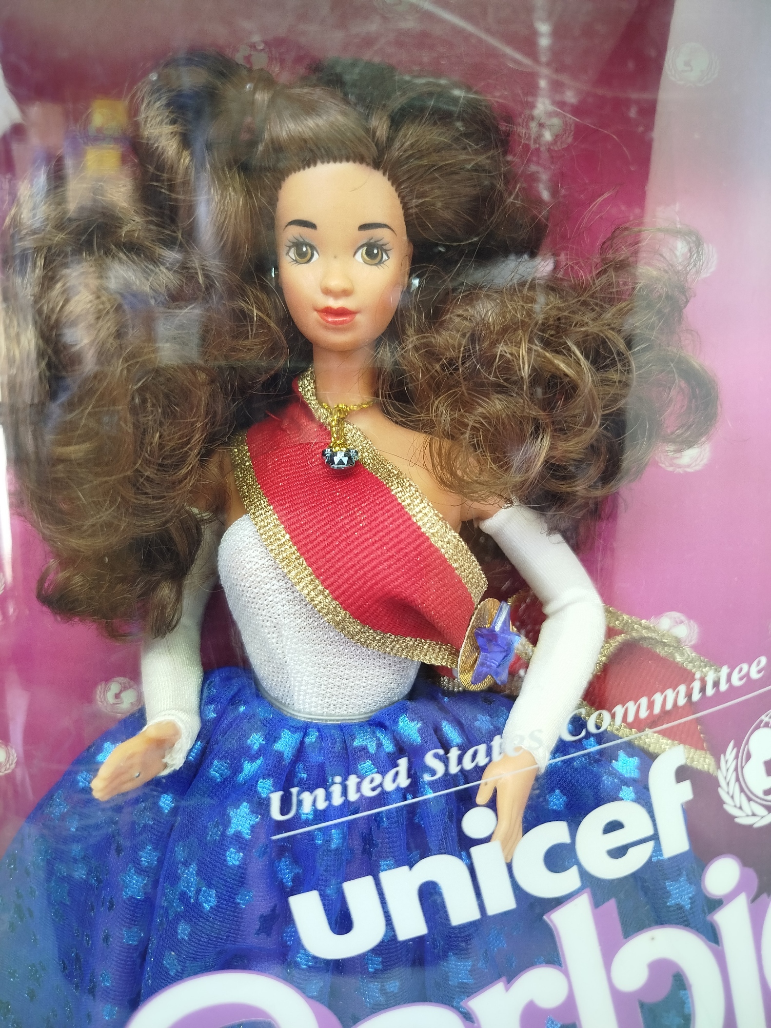 Unicef Barbie - Special Edition United States Committee for UNICEF (Modelo 5336), lanzada por Mattel en 1989 como una edición benéfica de colección con cabello castaño oscuro