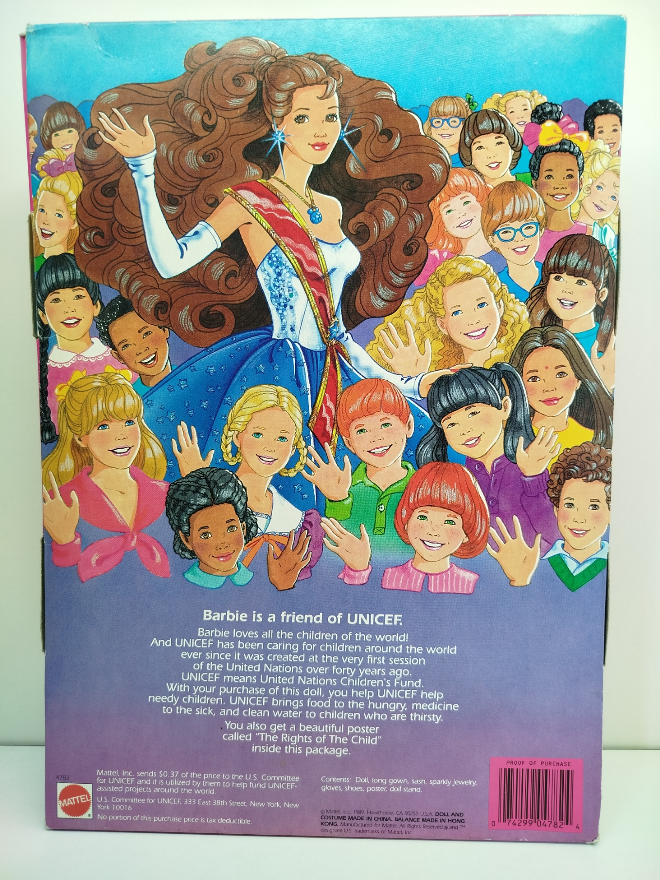 Unicef Barbie - Special Edition United States Committee for UNICEF (Modelo 5336), lanzada por Mattel en 1989 como una edición benéfica de colección con cabello castaño oscuro
