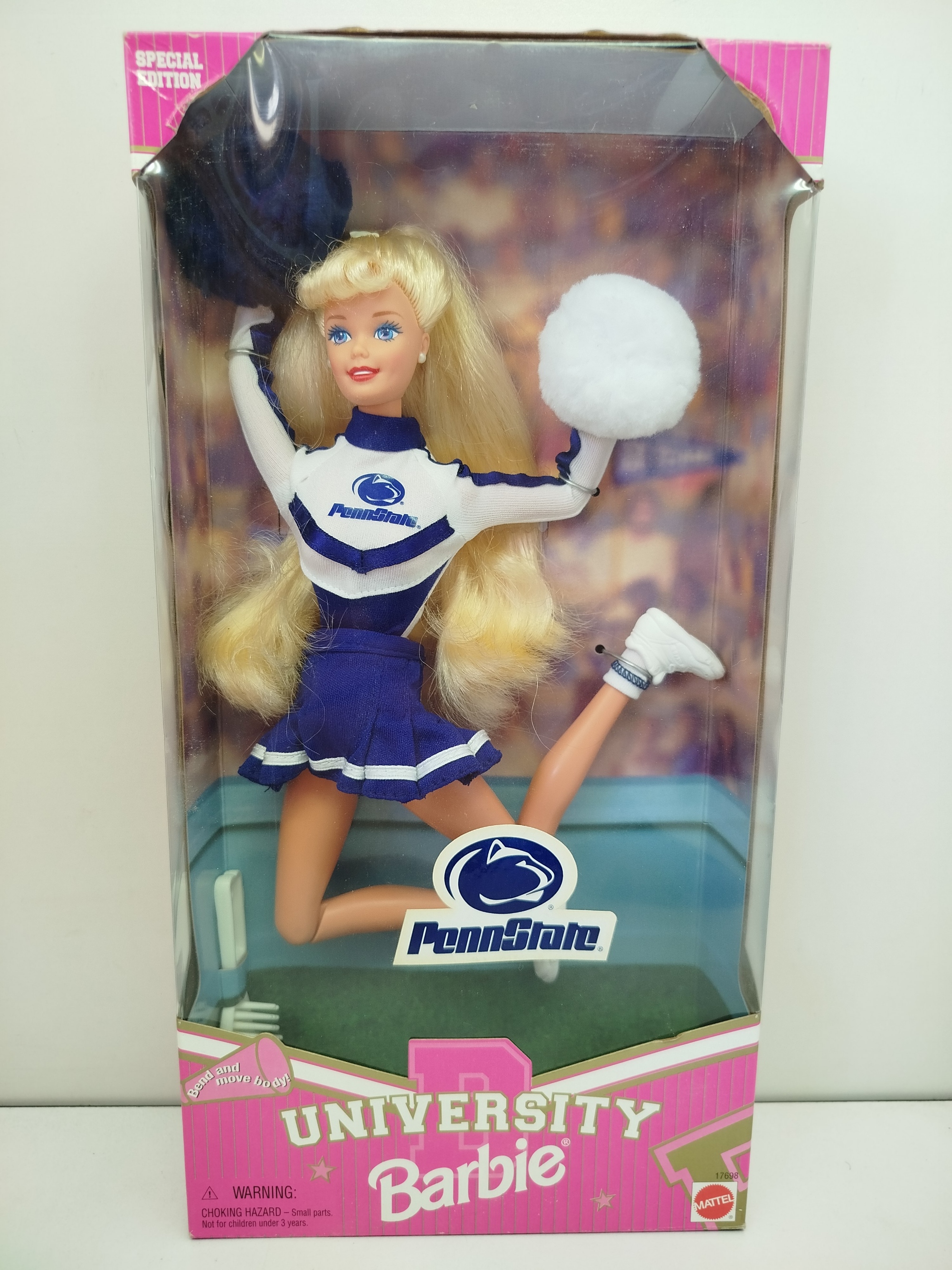 Penn State University Barbie Cheerleader - Special Edition (Modelo 17006), Mattel en 1996 línea University Barbie que rinde homenaje a las porristas de las universidades más famosas de Estados Unidos.