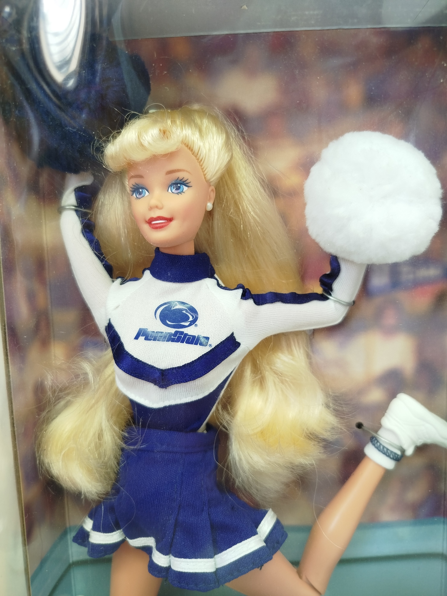 Penn State University Barbie Cheerleader - Special Edition (Modelo 17006), Mattel en 1996 línea University Barbie que rinde homenaje a las porristas de las universidades más famosas de Estados Unidos.