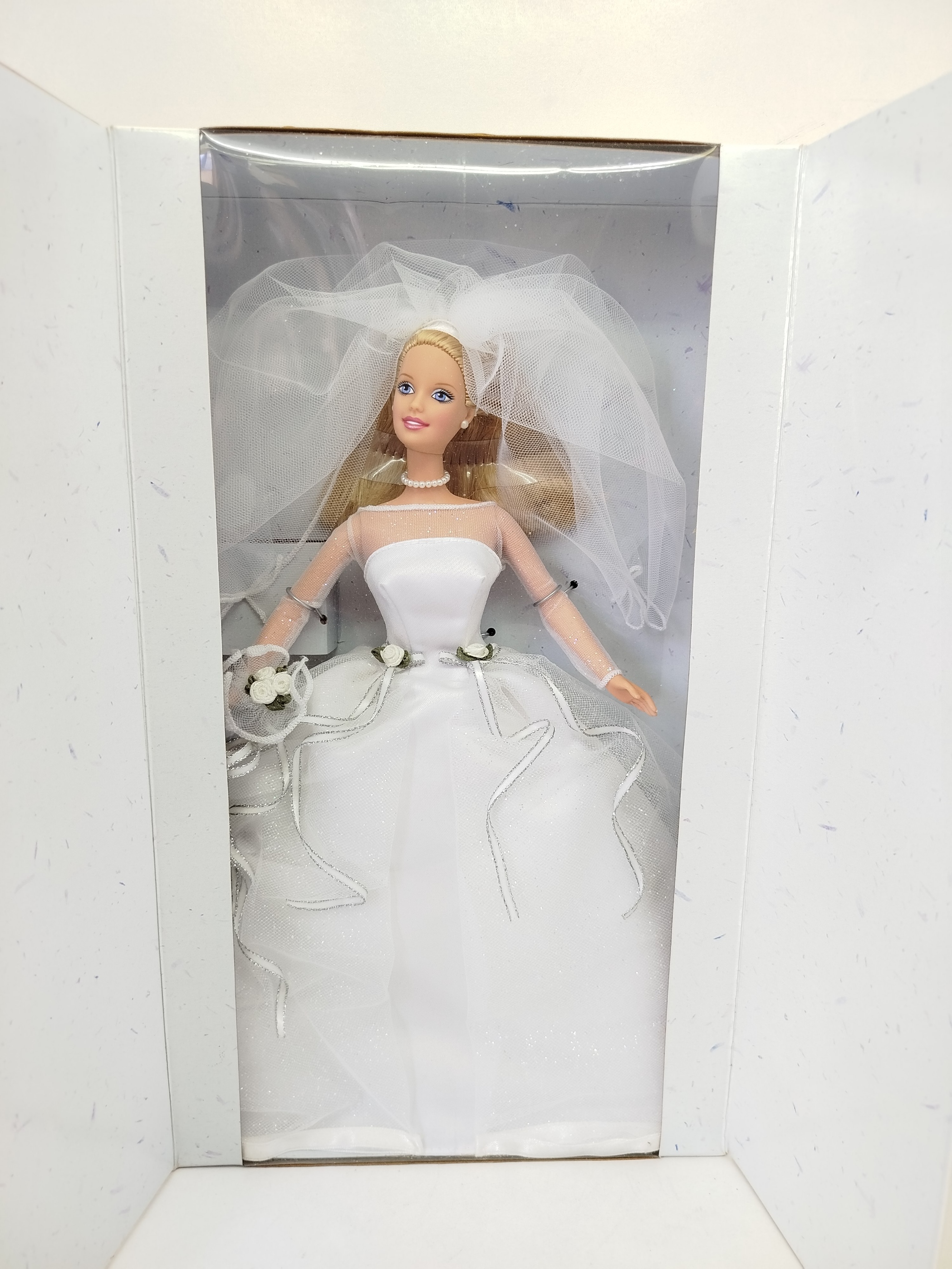  Blushing Bride Barbie - Collector Edition (Modelo 26074), lanzada por Mattel en 1999 como una hermosa edición especial de bodas con un empaque premium tipo armario