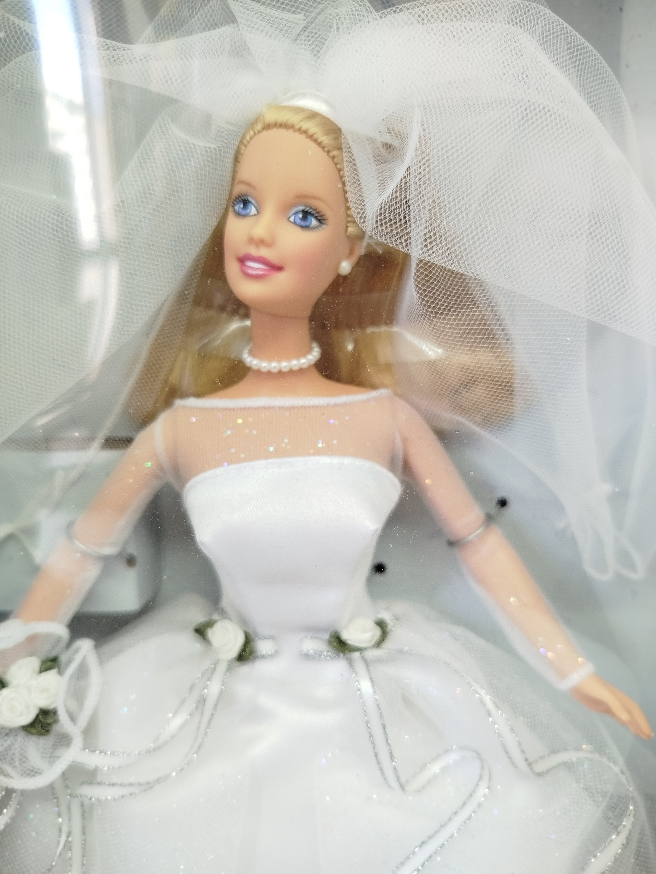  Blushing Bride Barbie - Collector Edition (Modelo 26074), lanzada por Mattel en 1999 como una hermosa edición especial de bodas con un empaque premium tipo armario