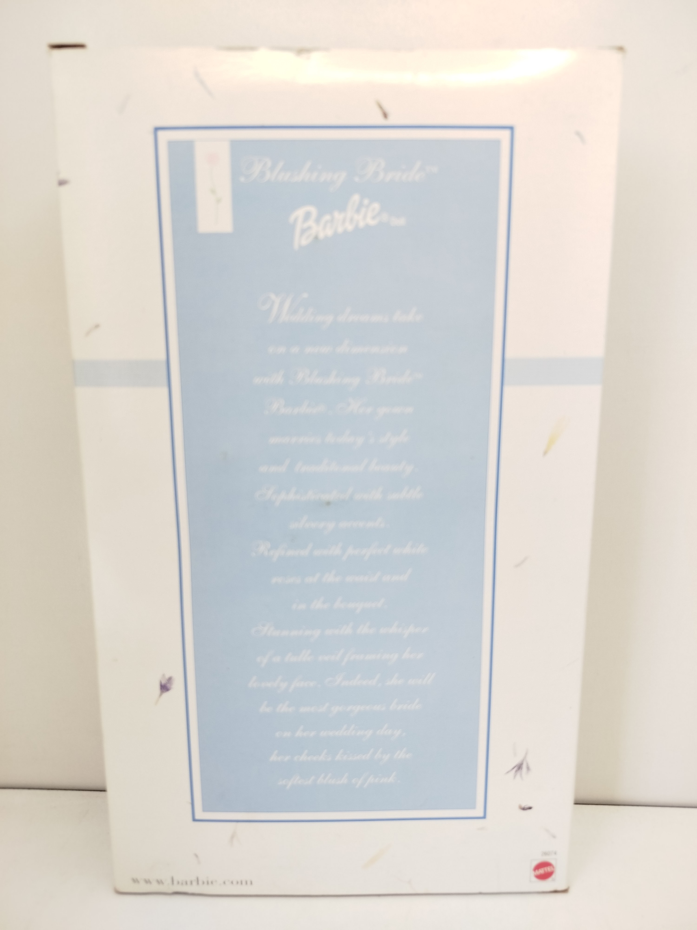  Blushing Bride Barbie - Collector Edition (Modelo 26074), lanzada por Mattel en 1999 como una hermosa edición especial de bodas con un empaque premium tipo armario