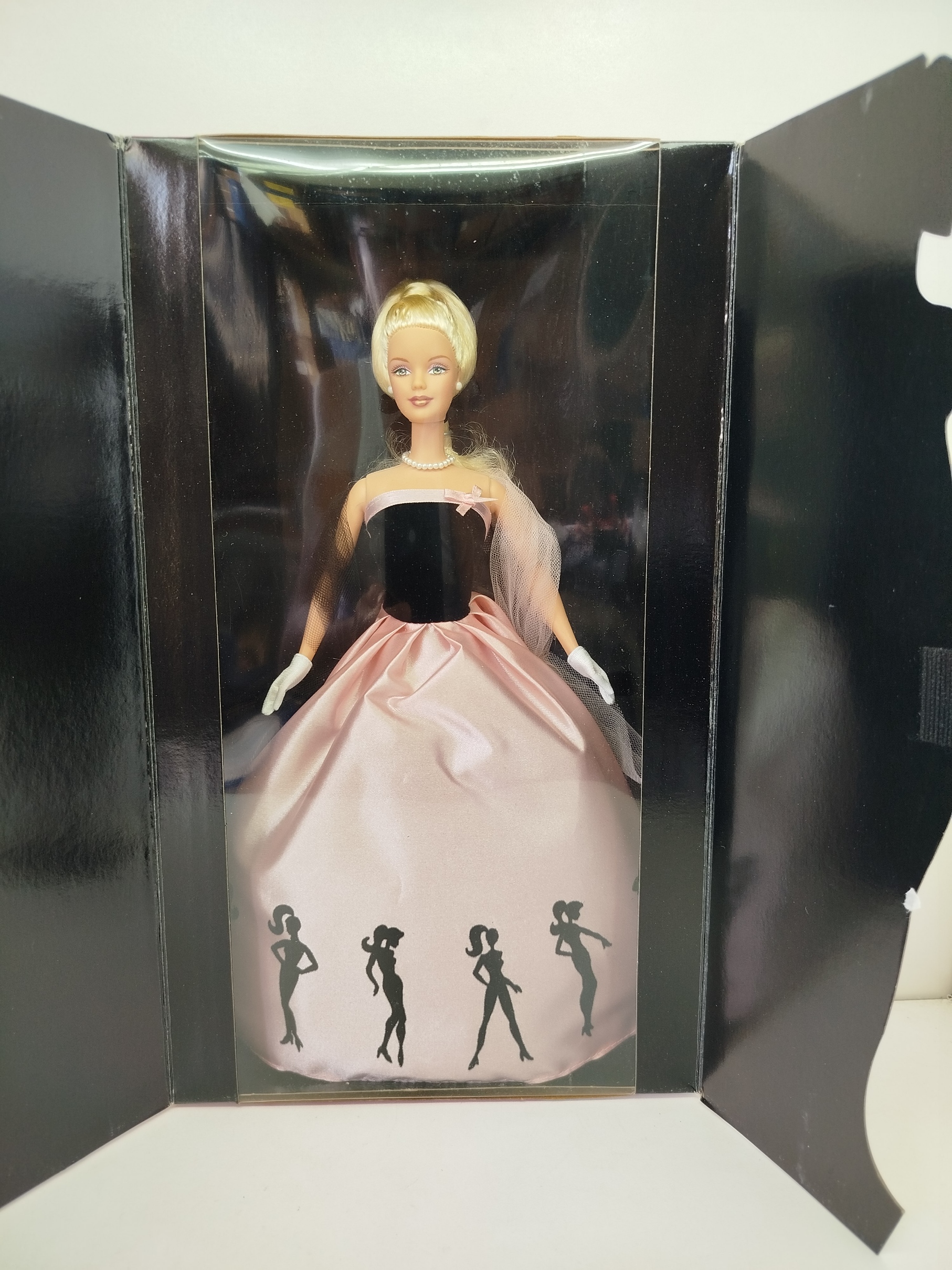Barbie Timeless Silhouette - Collector Edition (Modelo 29050), lanzada por Mattel en el año 2000 como un elegante homenaje a las siluetas clásicas e históricas de los vestidos de la marca