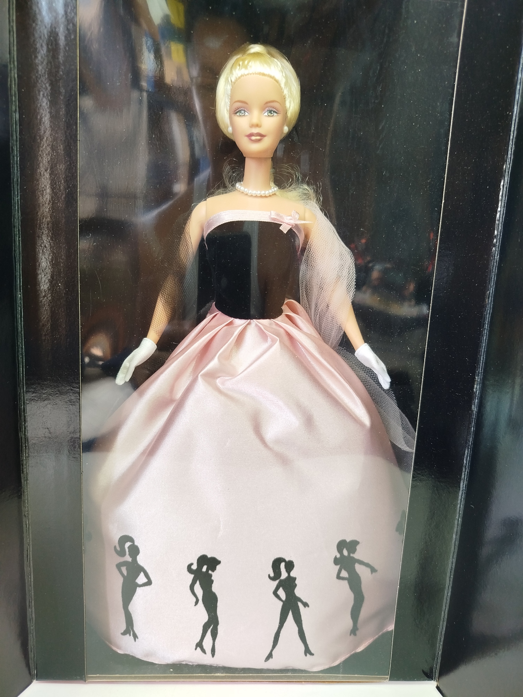 Barbie Timeless Silhouette - Collector Edition (Modelo 29050), lanzada por Mattel en el año 2000 como un elegante homenaje a las siluetas clásicas e históricas de los vestidos de la marca