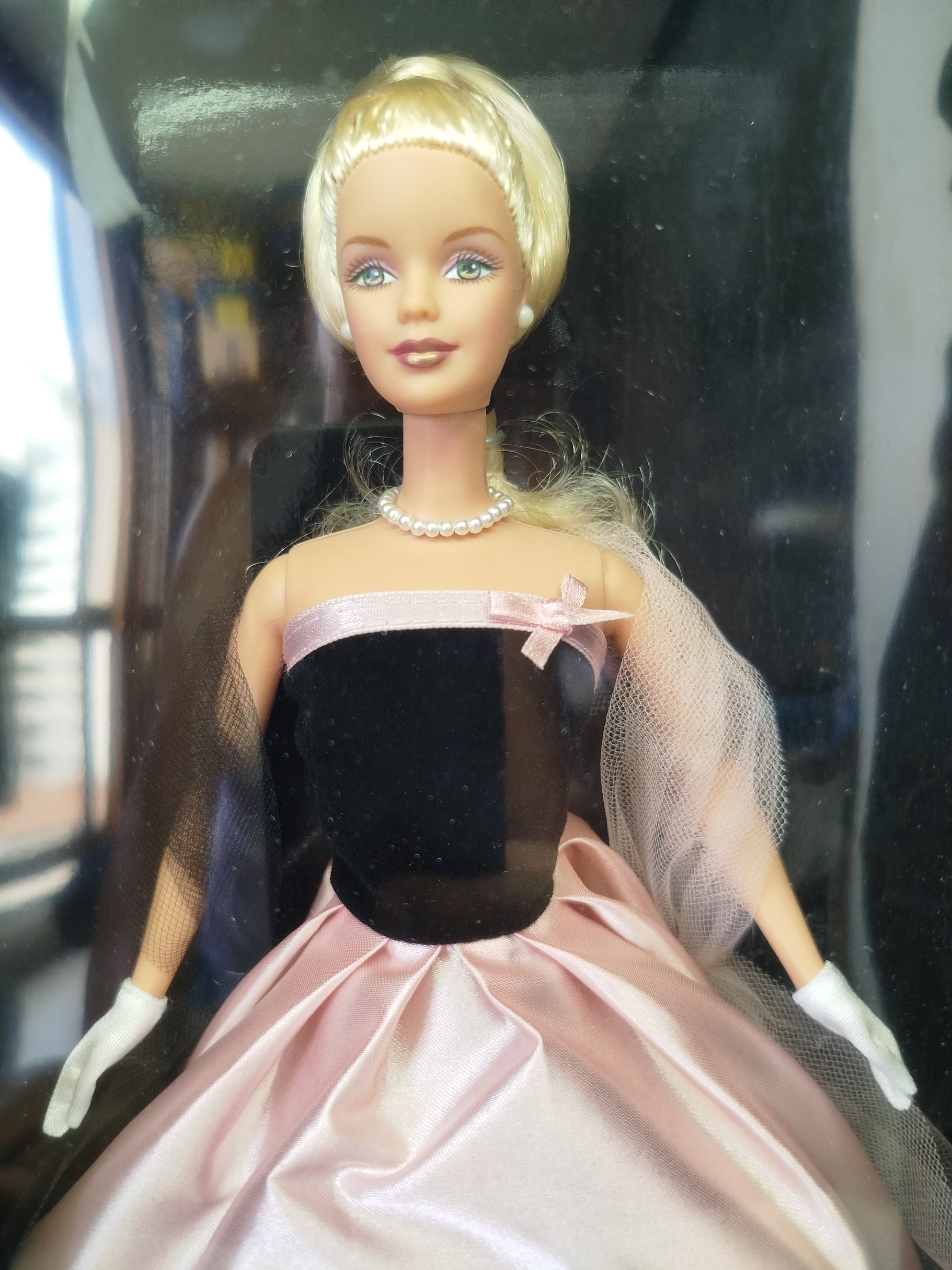 Barbie Timeless Silhouette - Collector Edition (Modelo 29050), lanzada por Mattel en el año 2000 como un elegante homenaje a las siluetas clásicas e históricas de los vestidos de la marca