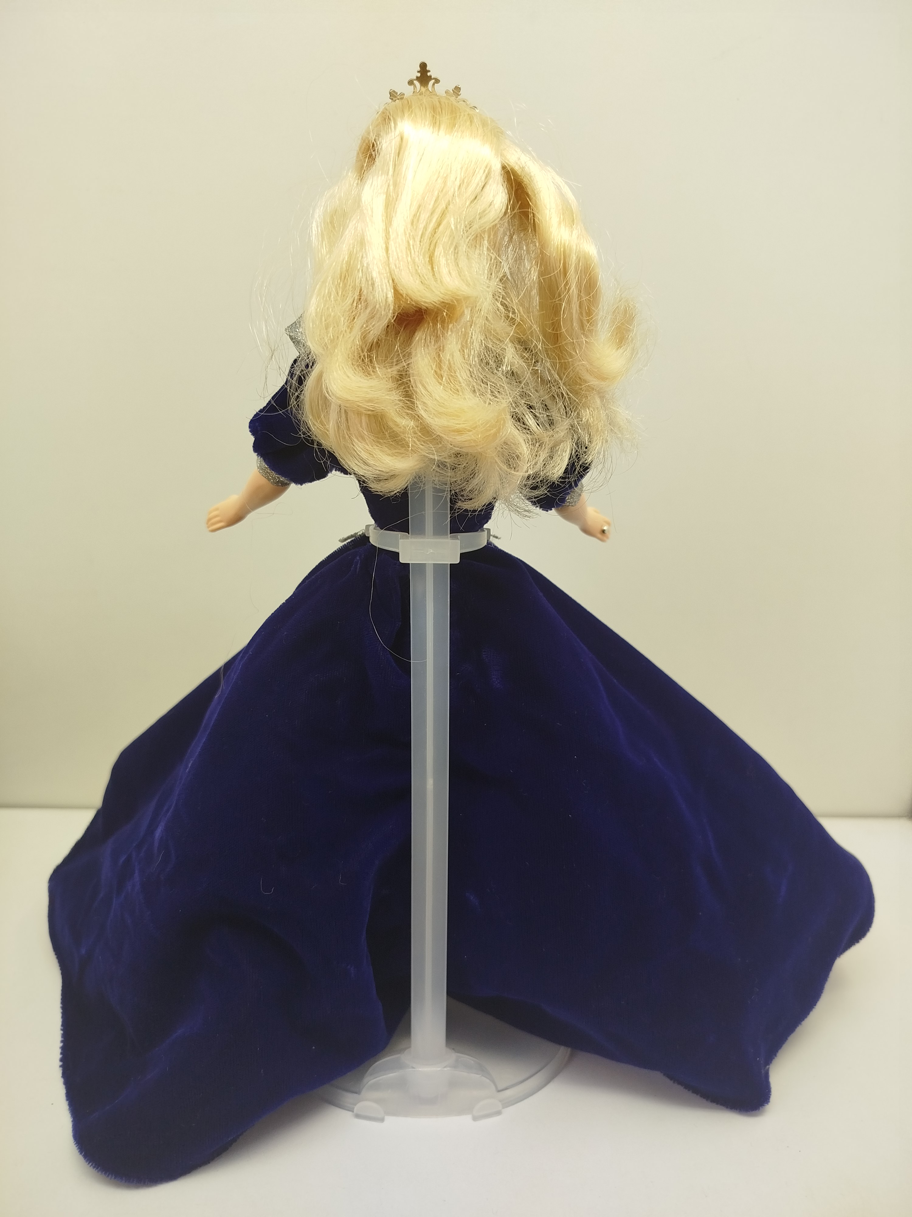 Millennium Princess Barbie de Mattel 2000 (con edición de 1999), la cual viste un elegante vestido de terciopelo azul oscuro con una sobrefalda plateada con encaje y destellos brillantes