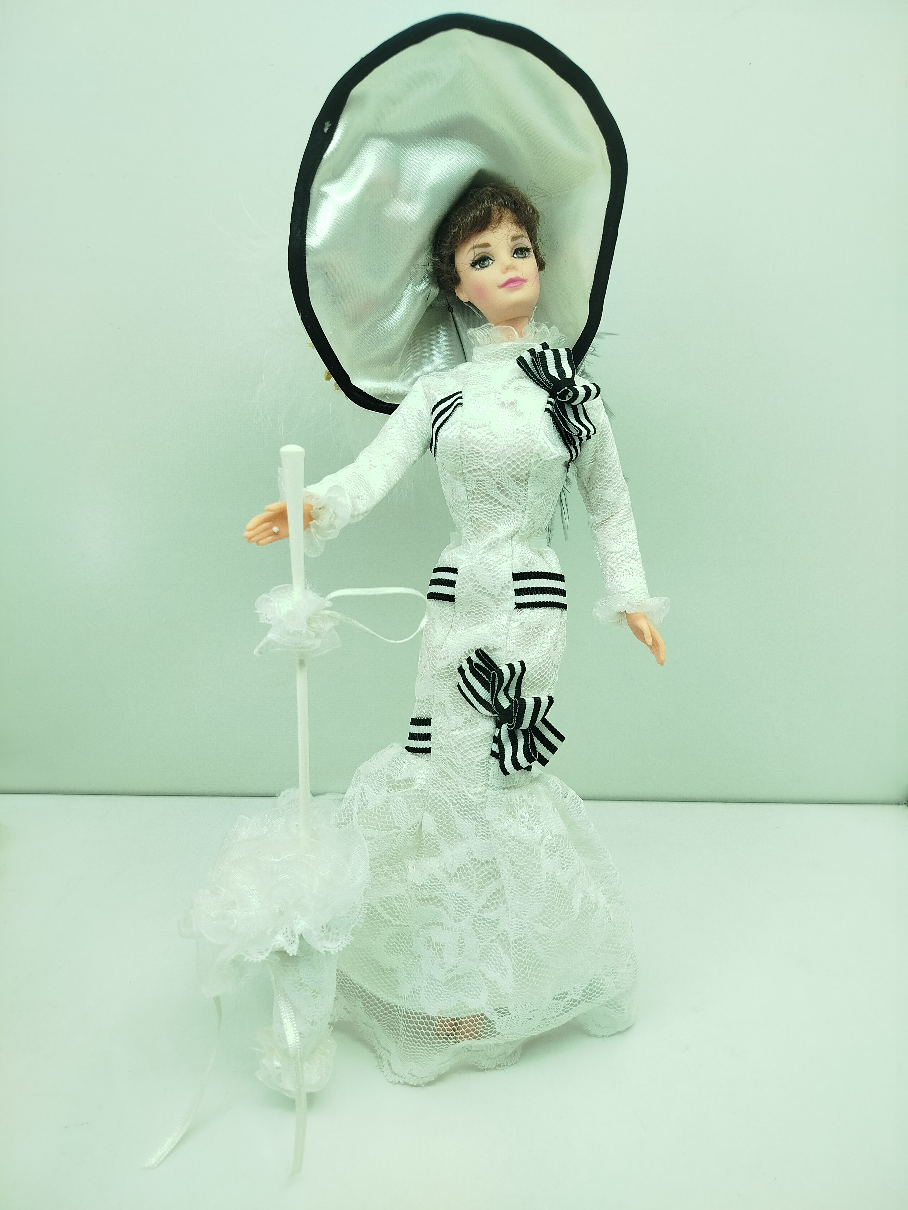  Barbie as Eliza Doolittle in My Fair Lady, lanzada por Mattel en 1995 como parte de su aclamada colección Hollywood Legends Collection