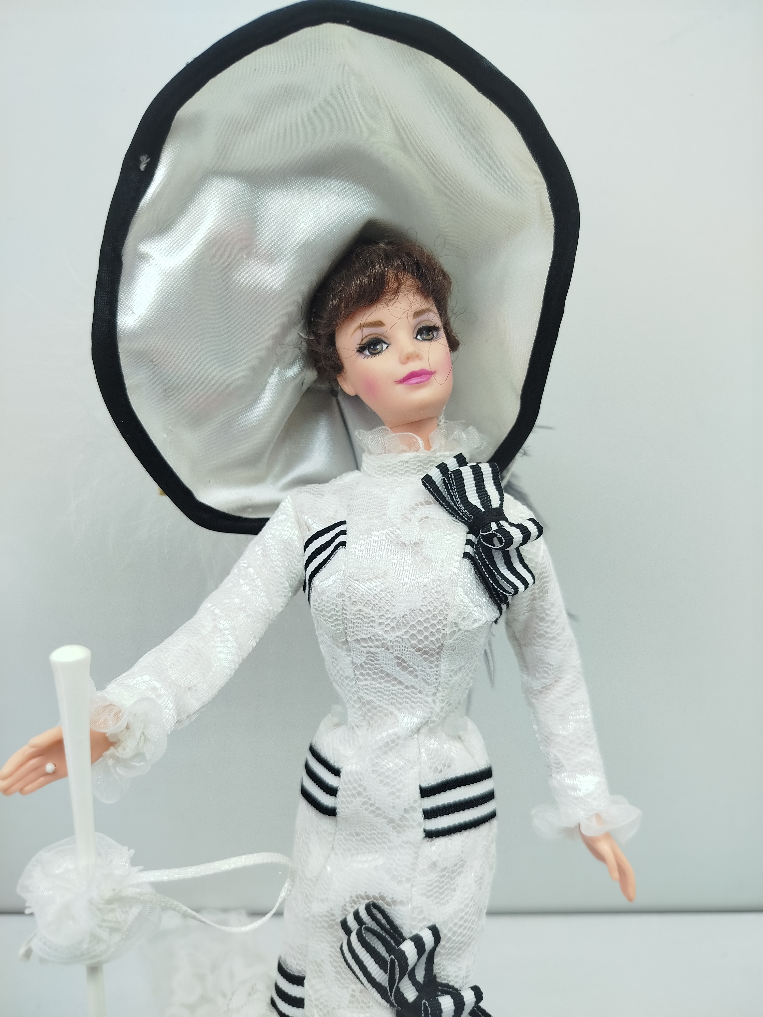  Barbie as Eliza Doolittle in My Fair Lady, lanzada por Mattel en 1995 como parte de su aclamada colección Hollywood Legends Collection