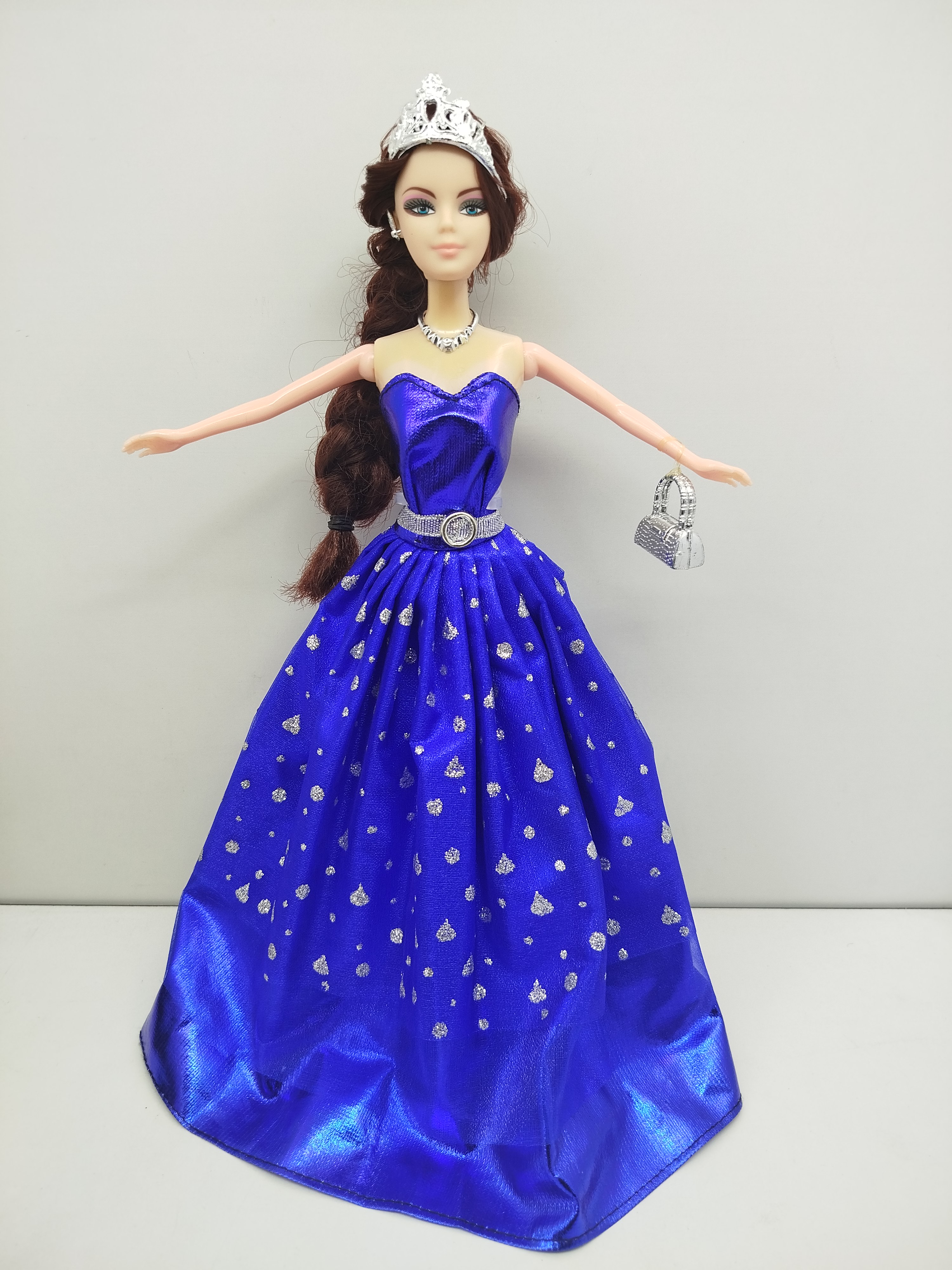 Muñeca Generica  - "Sweet Princess" que viste un llamativo vestido de fiesta azul brillante adornado con destellos plateados