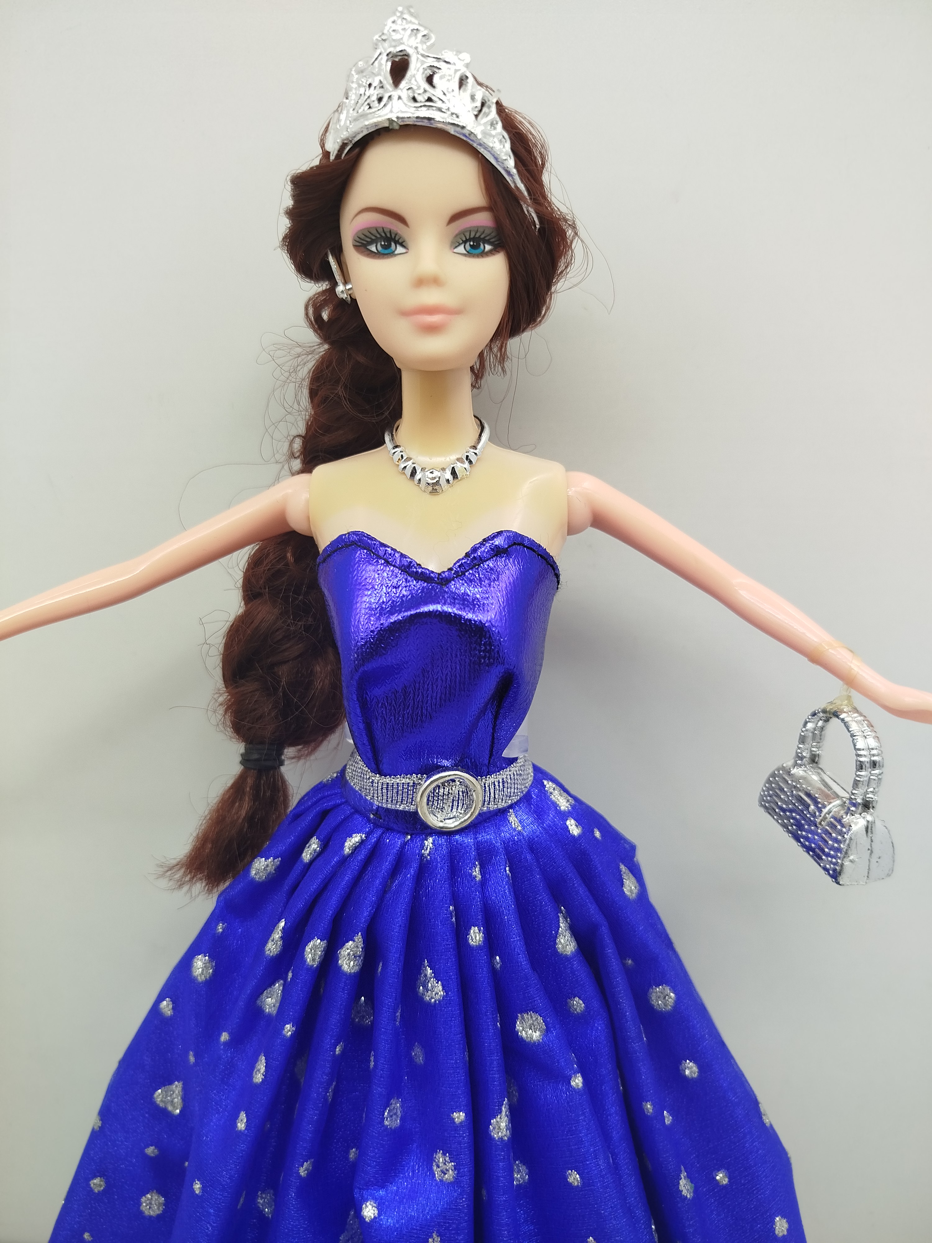 Muñeca Generica  - "Sweet Princess" que viste un llamativo vestido de fiesta azul brillante adornado con destellos plateados