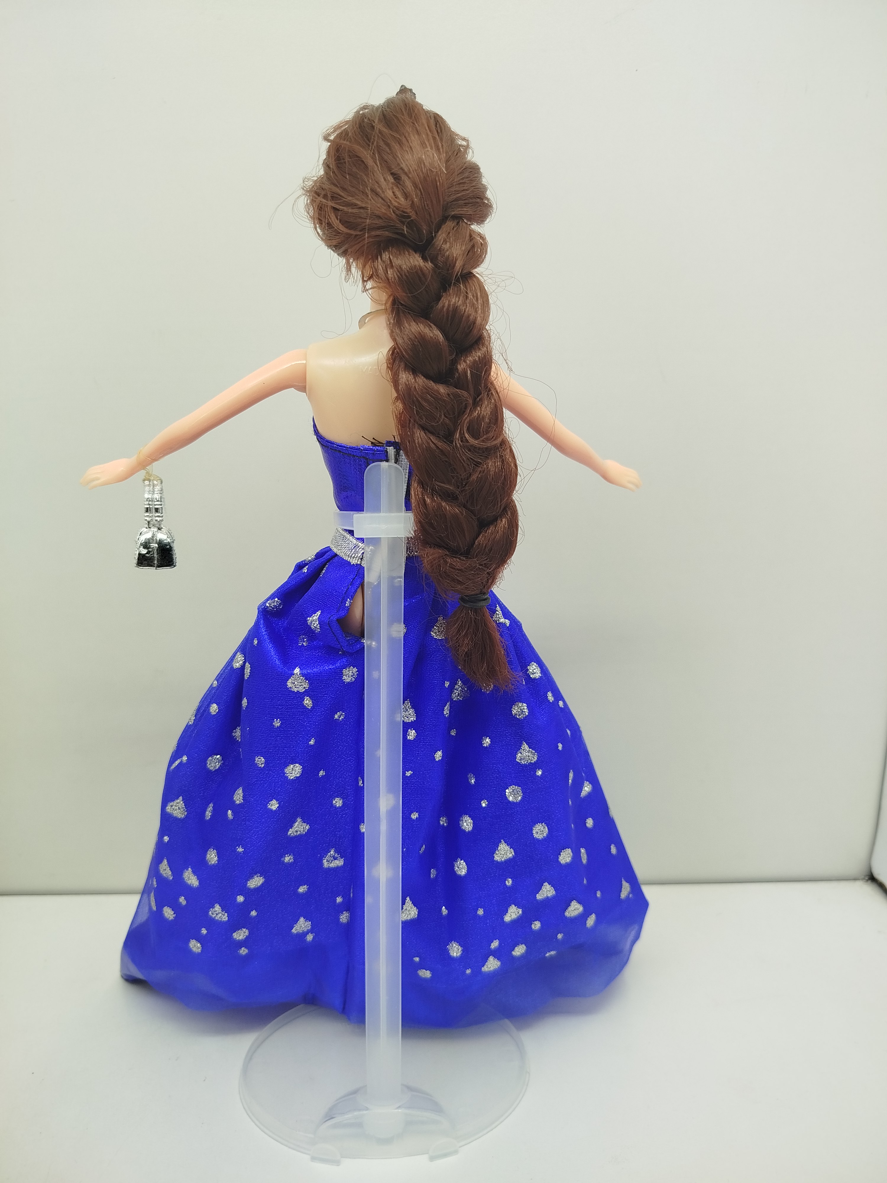 Muñeca Generica  - "Sweet Princess" que viste un llamativo vestido de fiesta azul brillante adornado con destellos plateados