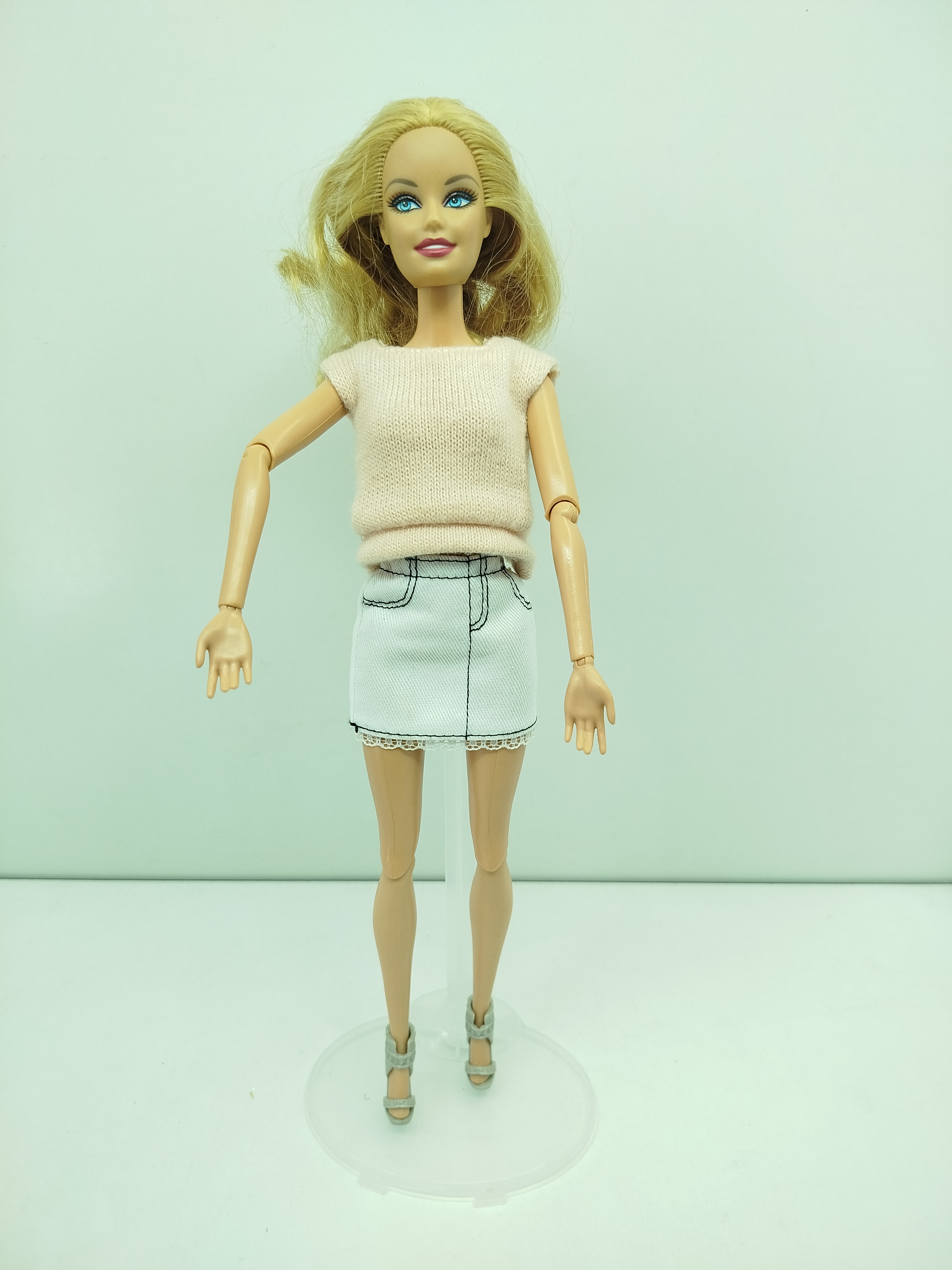 Barbie original de Mattel que posee el cuerpo ultra articulado de la línea Made to Move (Movimiento sin límites)