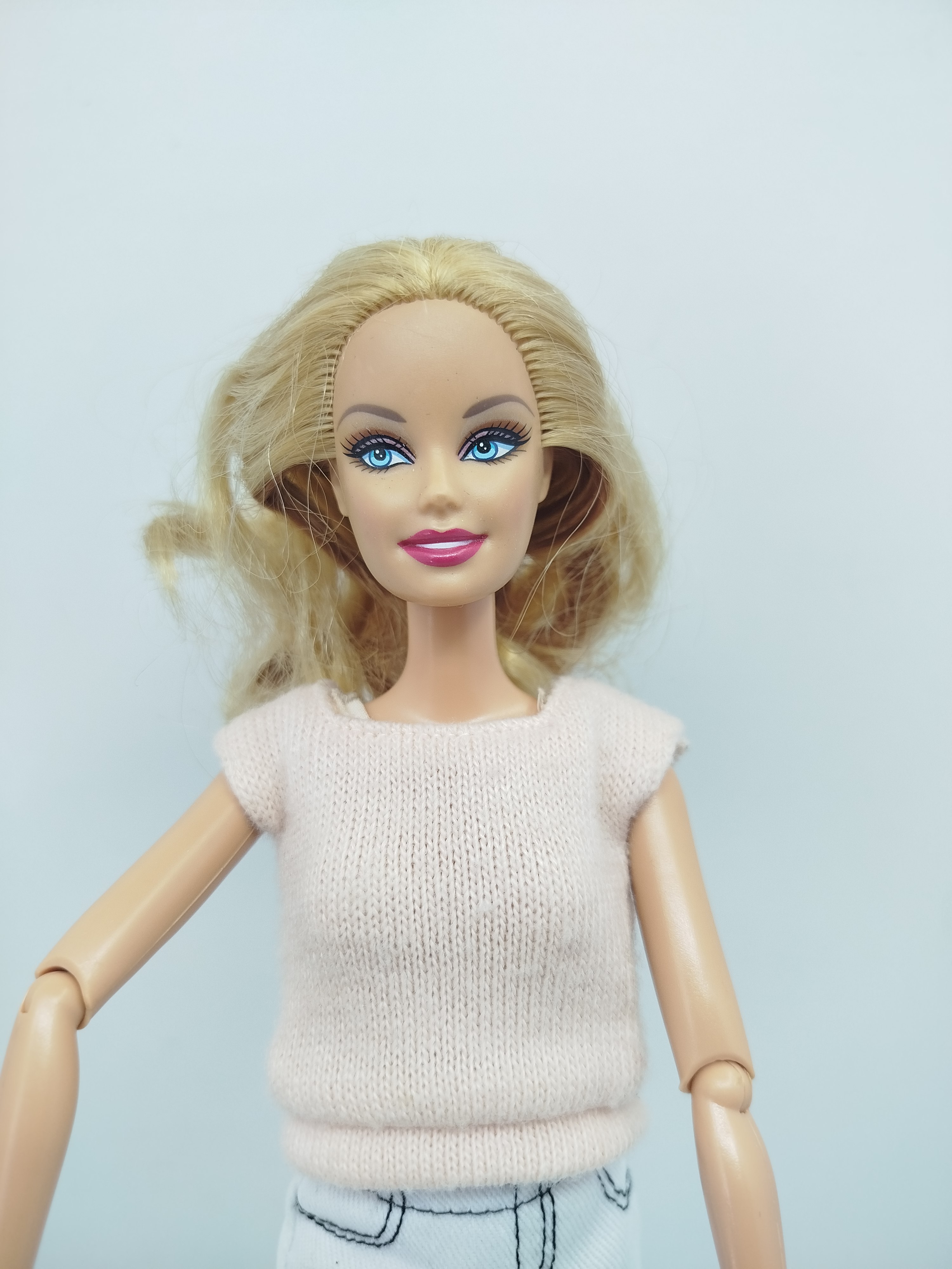 Barbie original de Mattel que posee el cuerpo ultra articulado de la línea Made to Move (Movimiento sin límites)